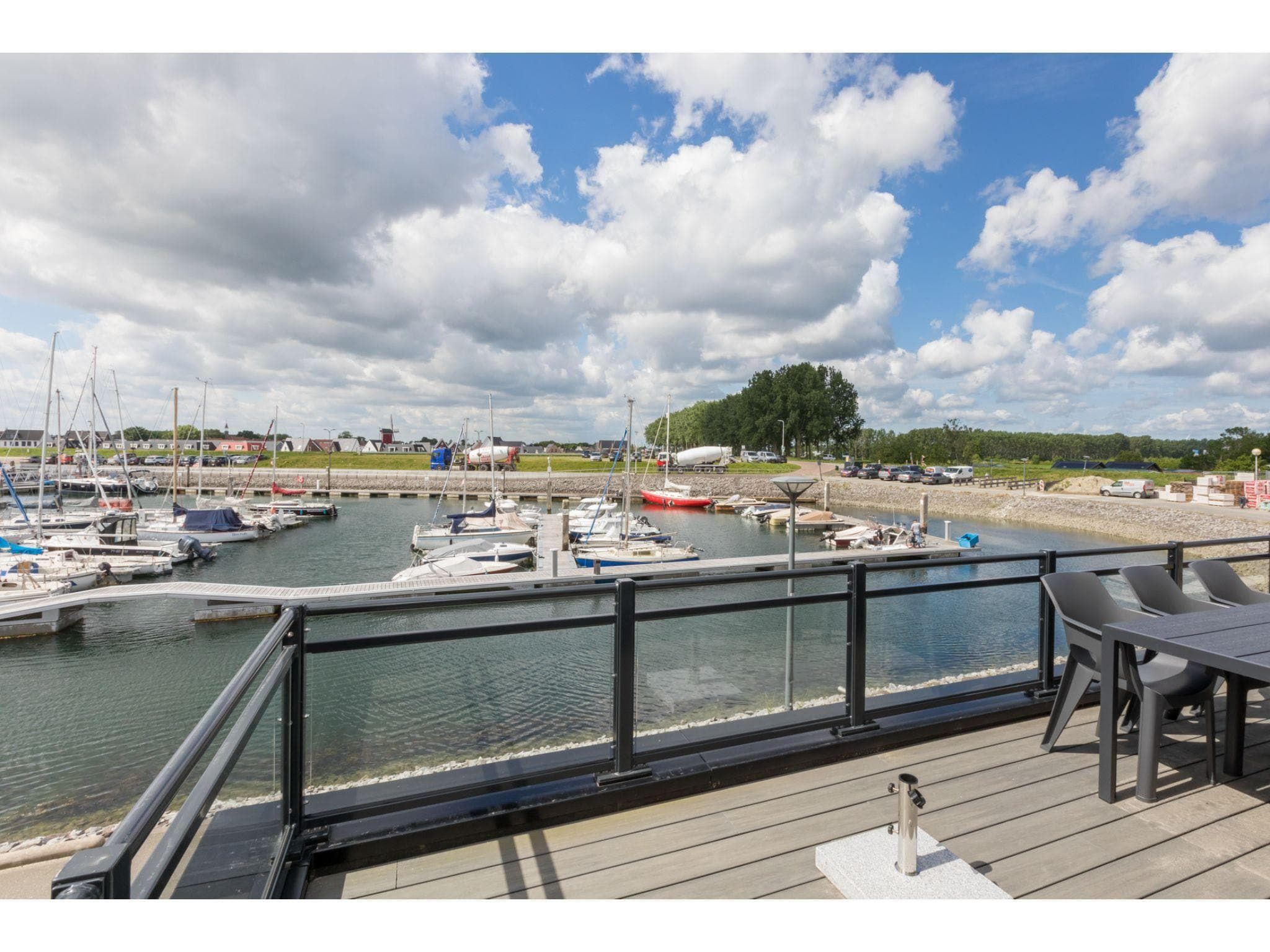 Het uitzicht vanaf Havenweg 8-18 in St. Annaland