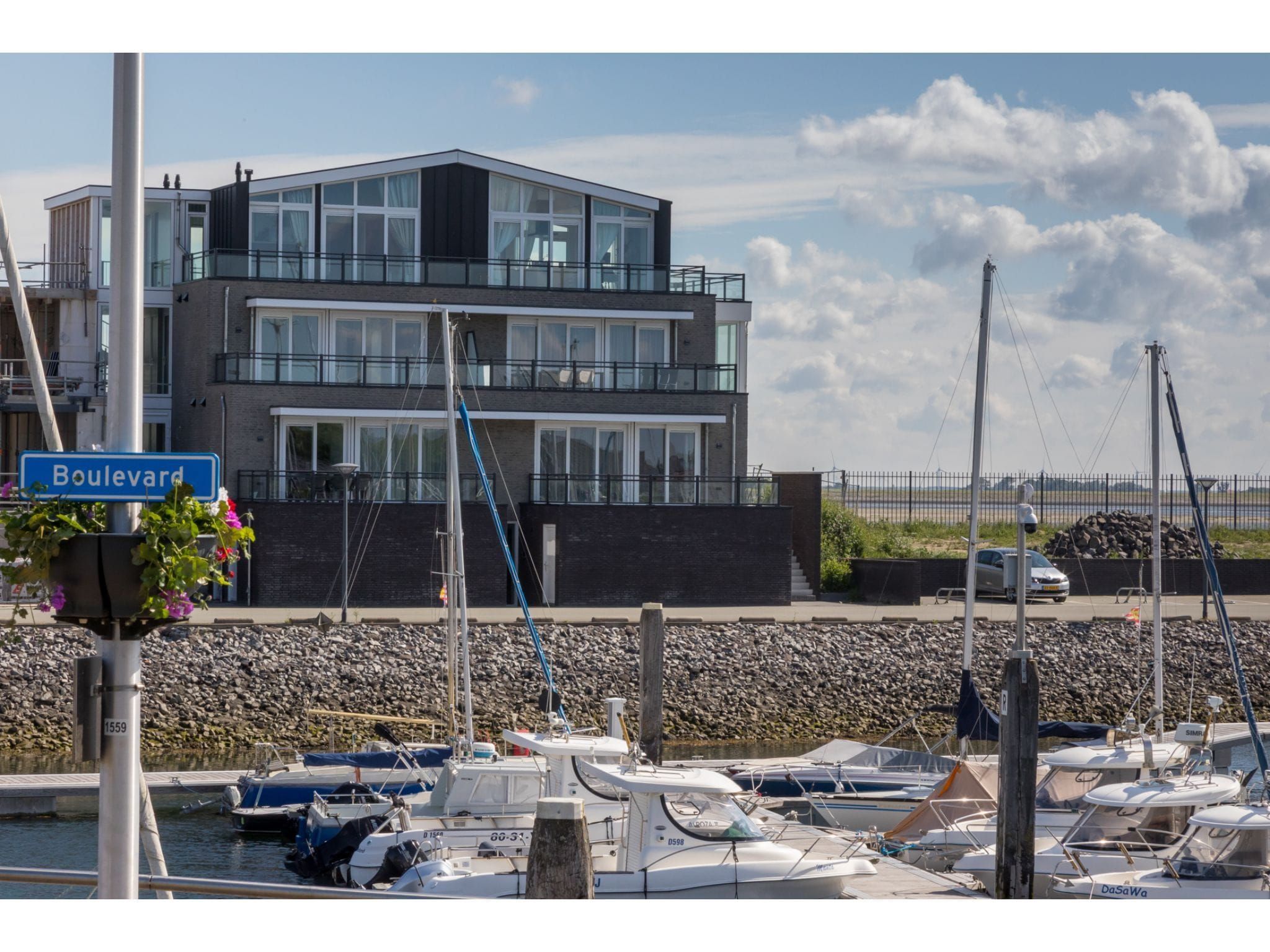 De buitenkant van Havenweg 8-22 in St. Annaland