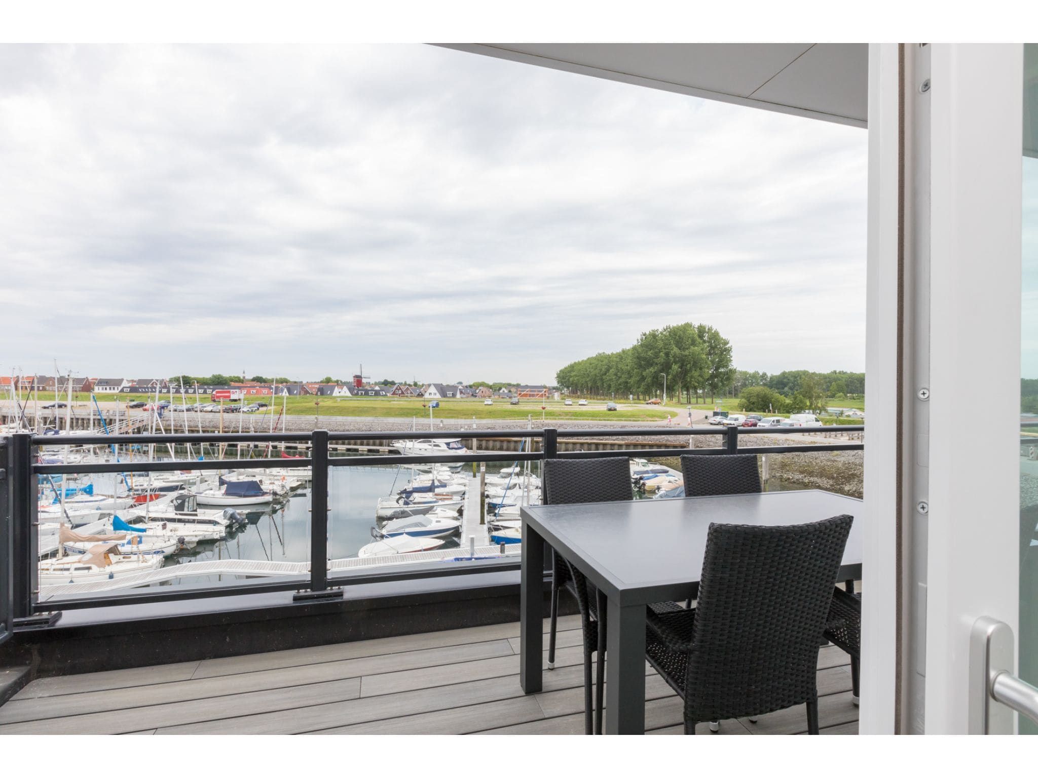 Het terras van Havenweg 8-22 in St. Annaland