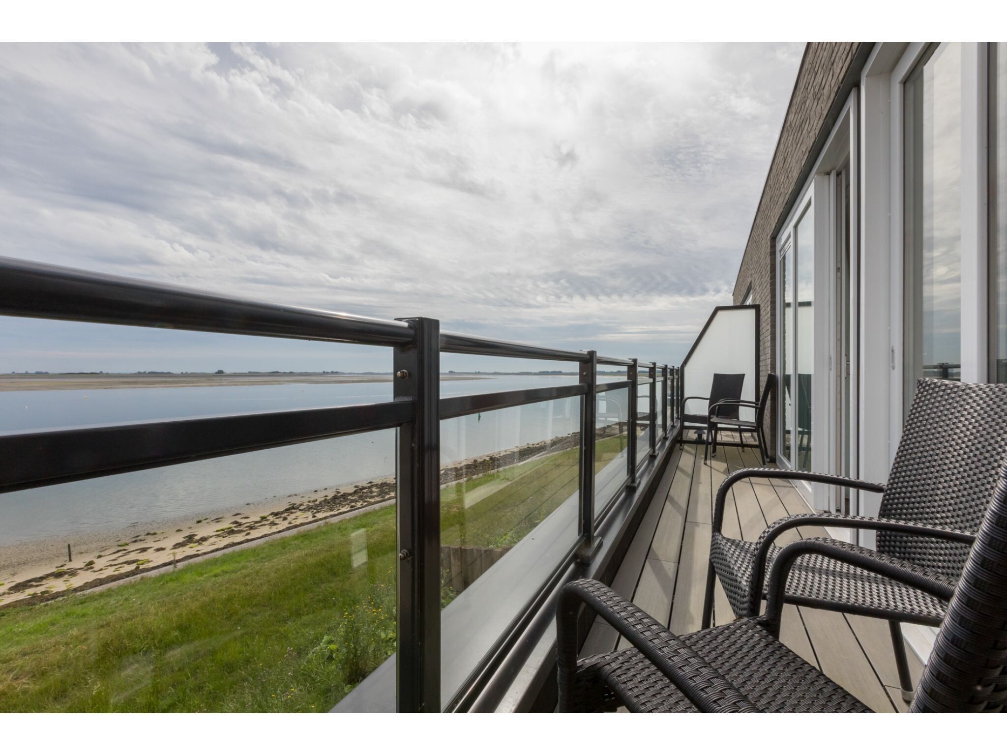 Het terras van Havenweg 8-22 in St. Annaland