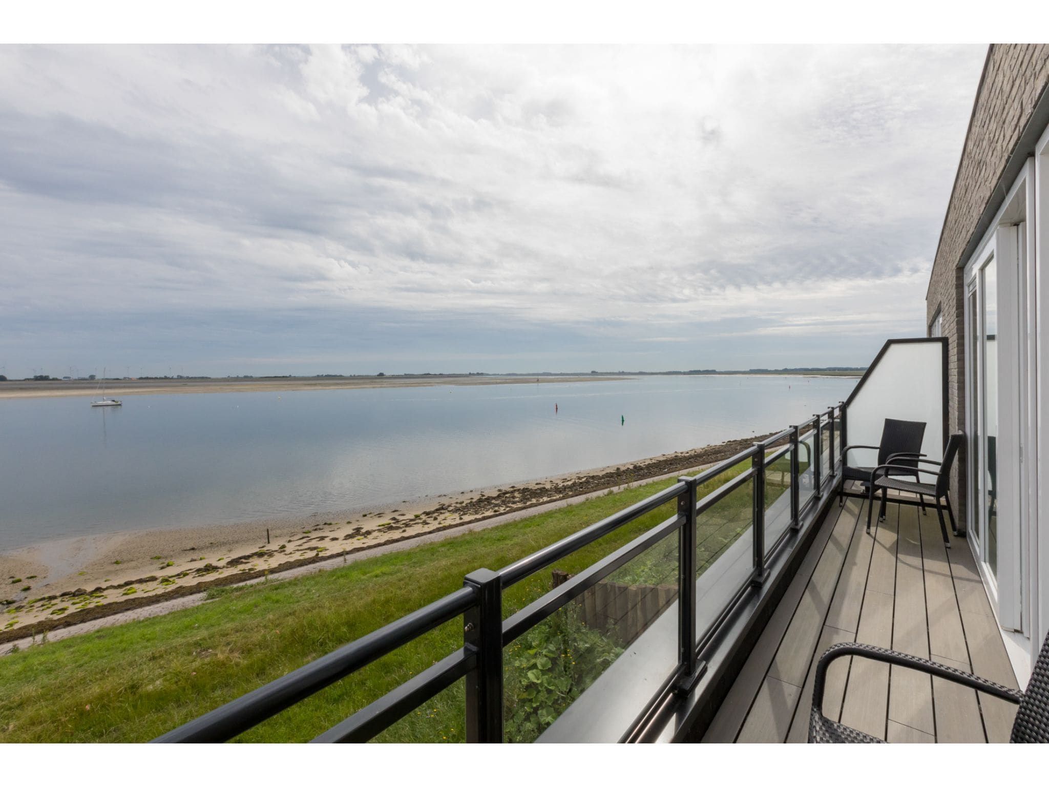 Het terras van Havenweg 8-22 in St. Annaland