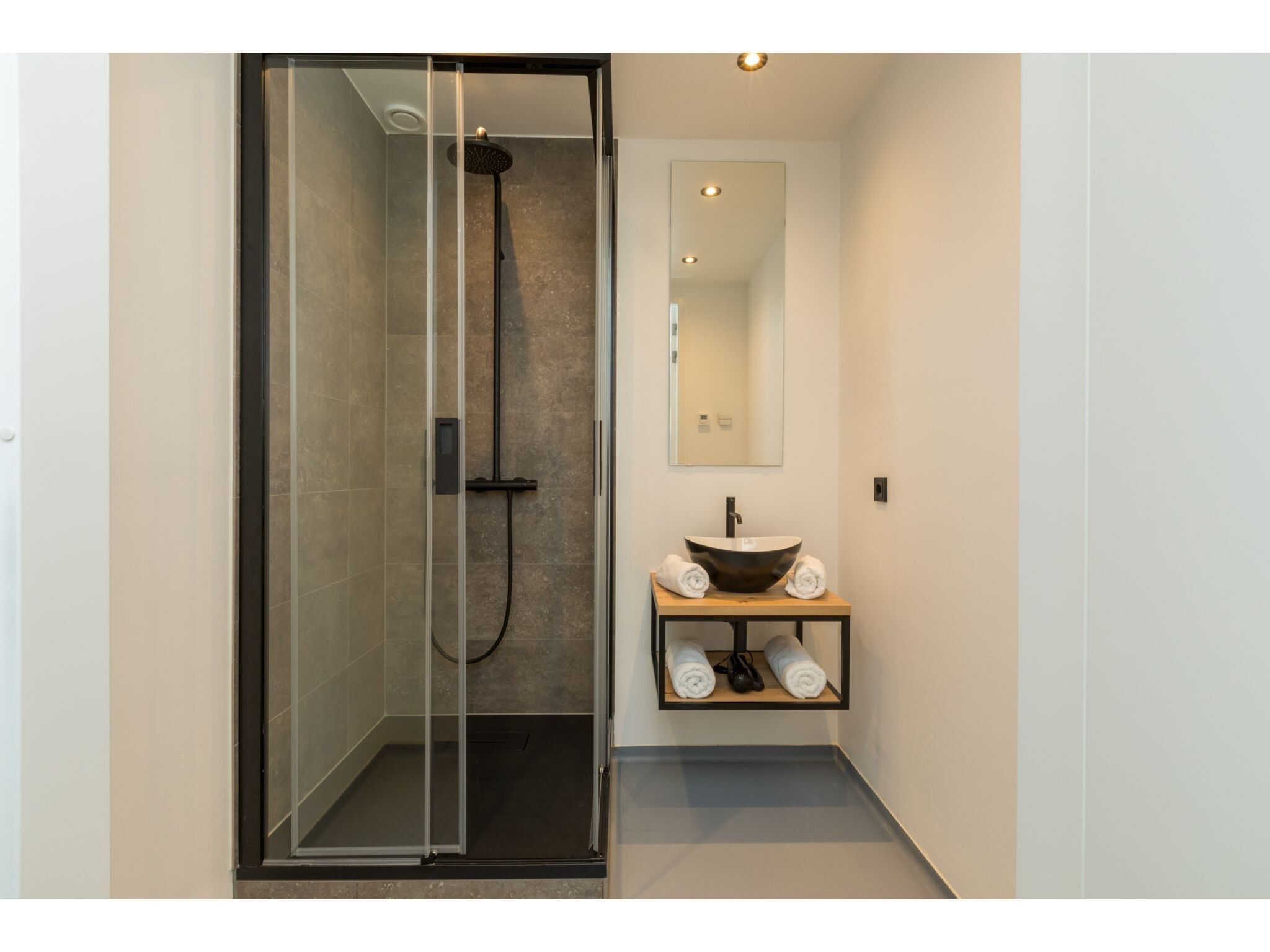 De badkamer van Havenweg 8-22 in St. Annaland