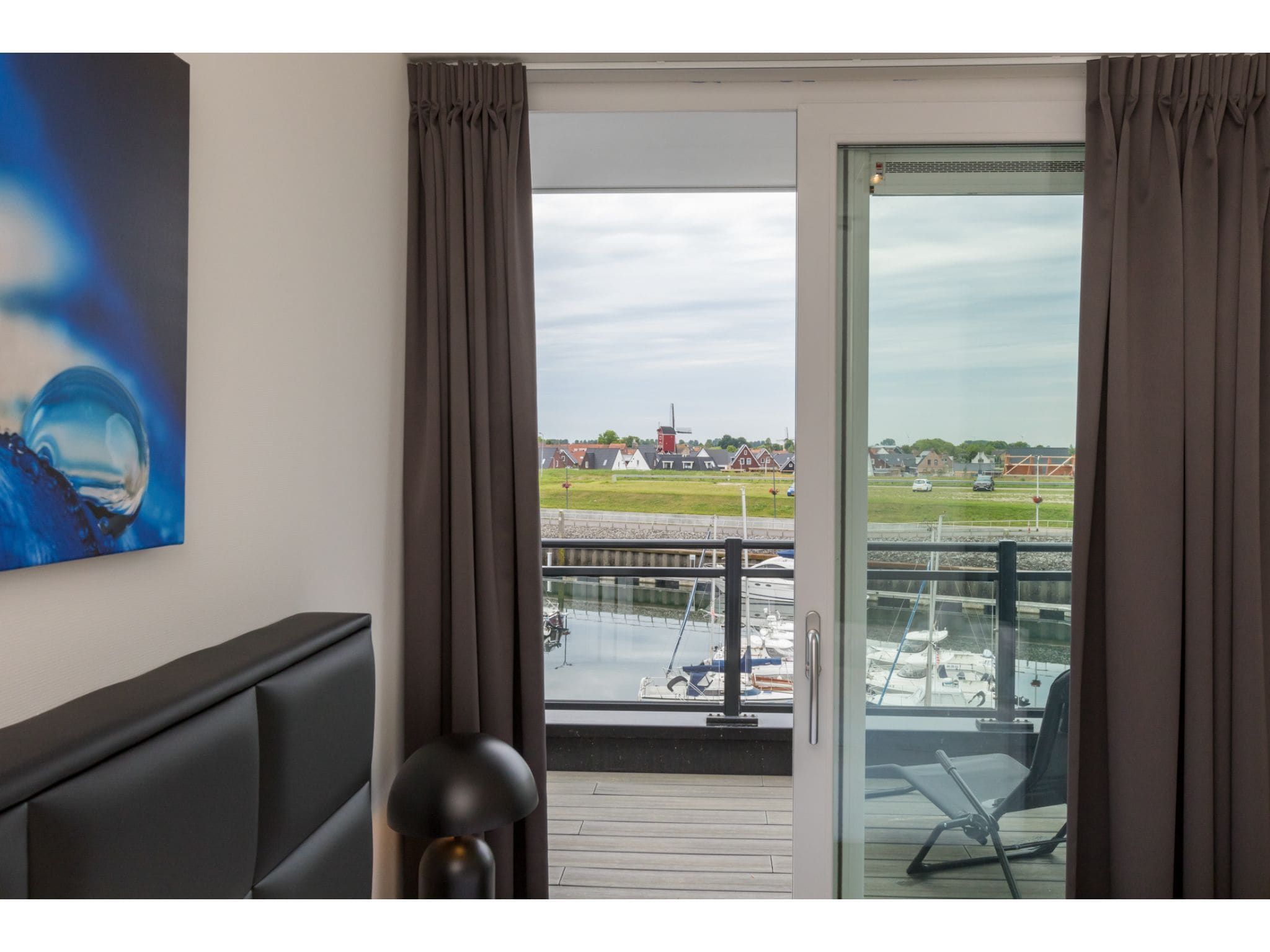 Het terras van Havenweg 8-22 in St. Annaland