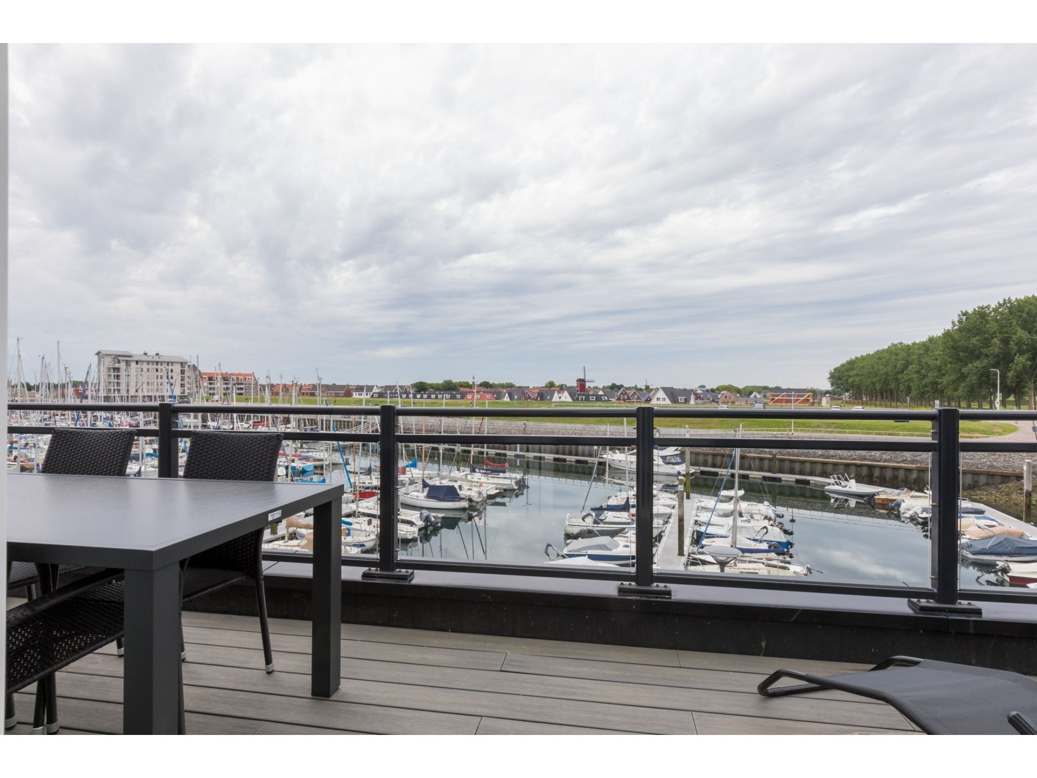 Het terras van Havenweg 8-22 in St. Annaland