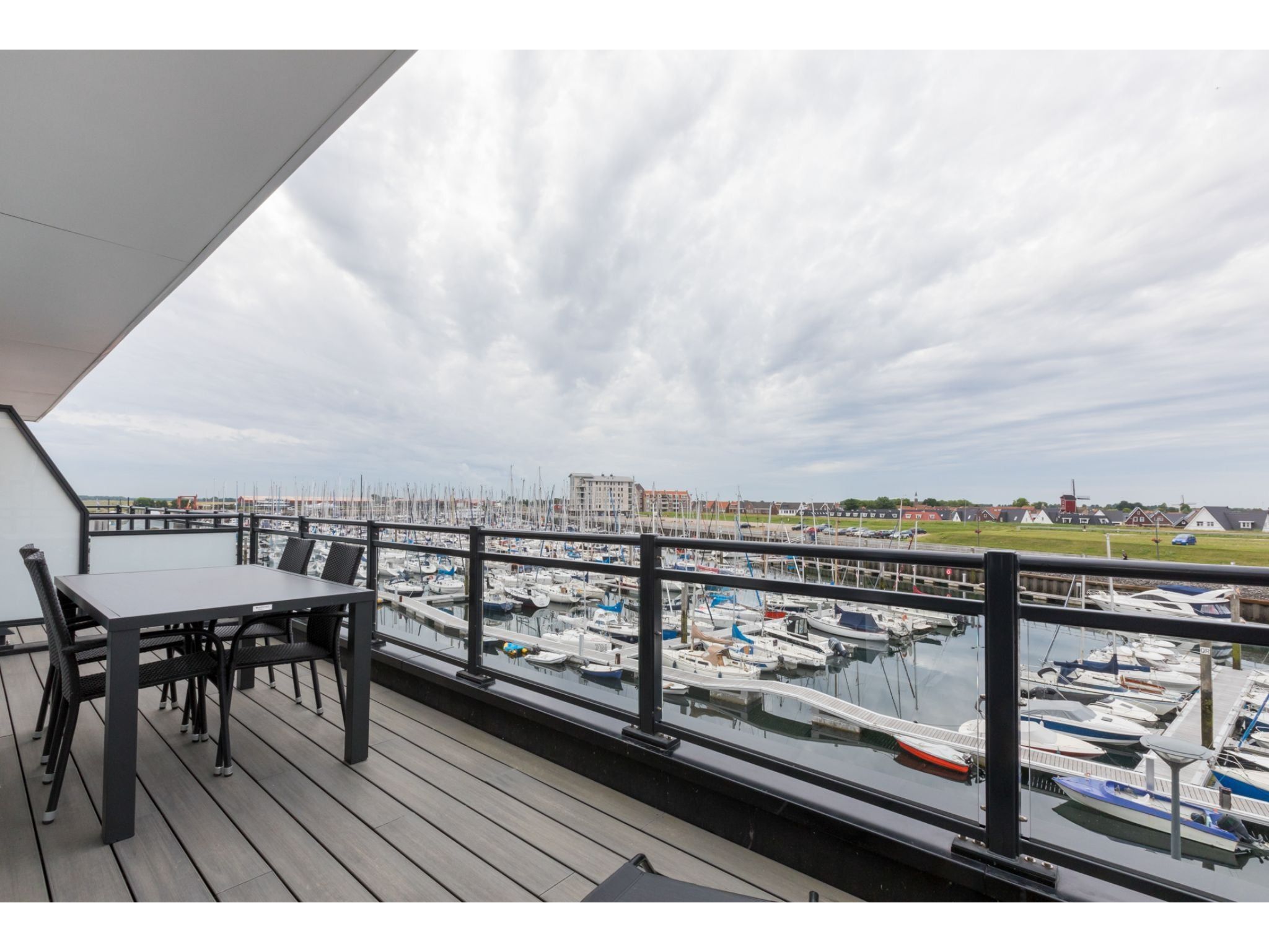 Het terras van Havenweg 8-22 in St. Annaland