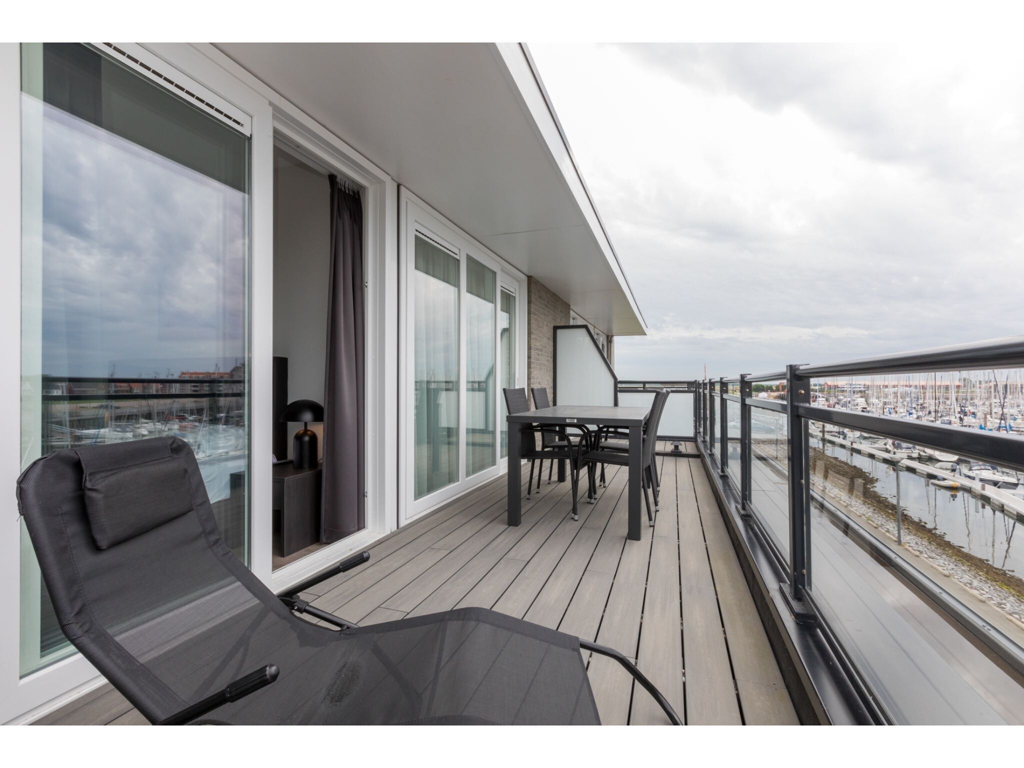 Het terras van Havenweg 8-22 in St. Annaland