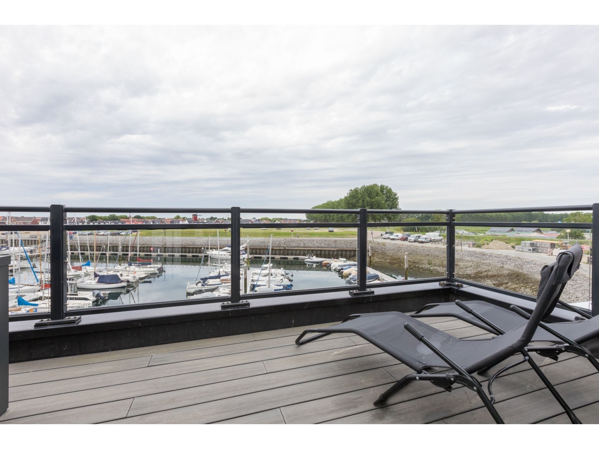 Het terras van Havenweg 8-22 in St. Annaland