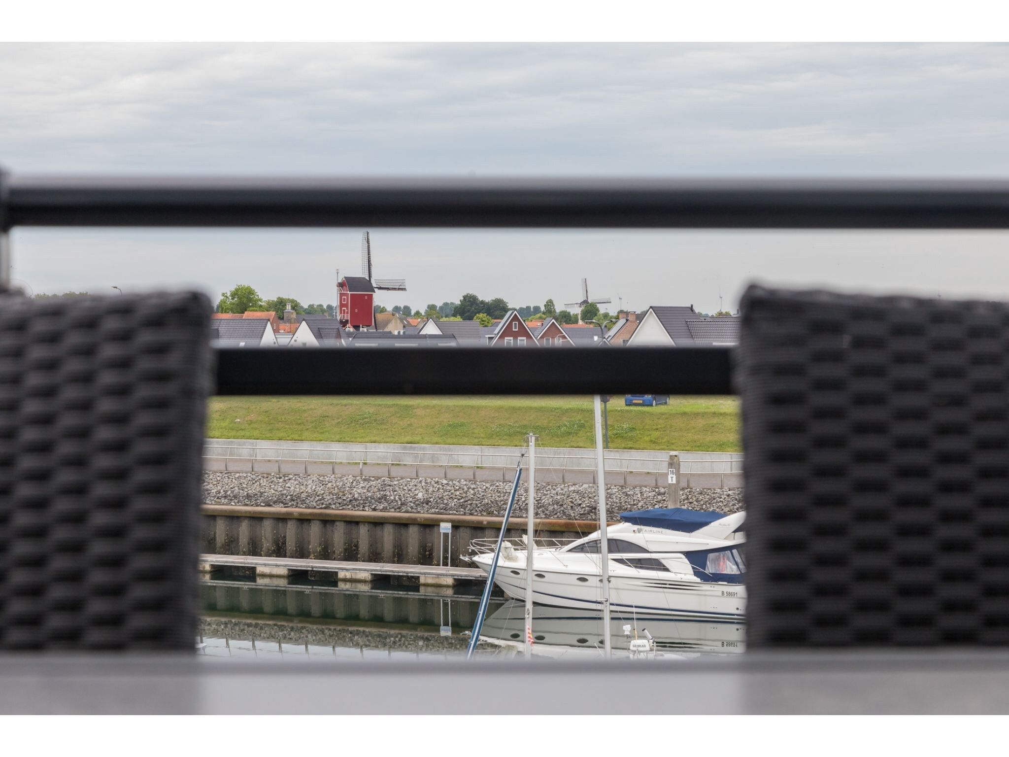 Het uitzicht vanaf Havenweg 8-22 in St. Annaland