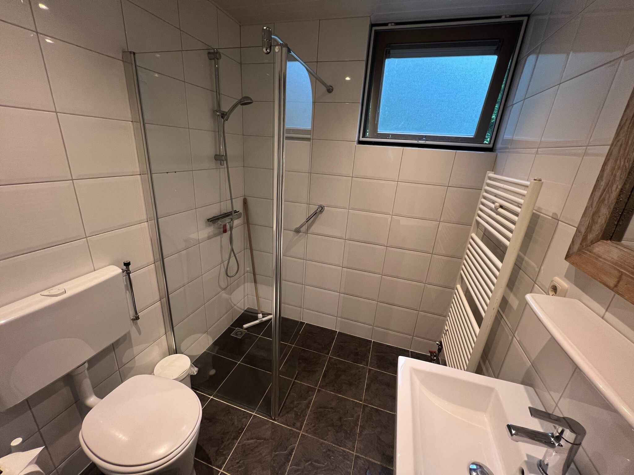 De badkamer van Vosseven 73 Maretak in Stramproy