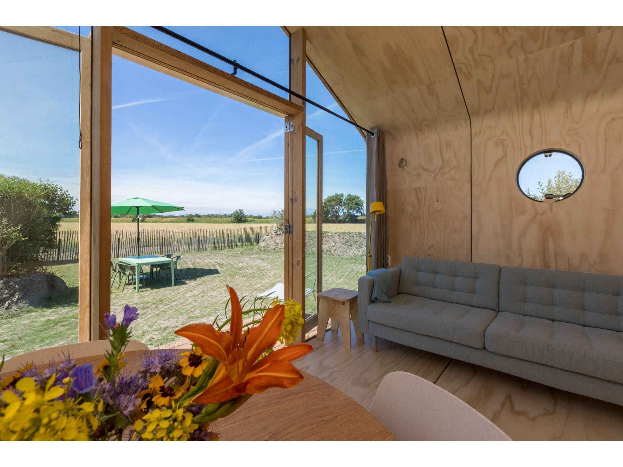 De woonkamer van Wikkelhouse - Kon Emmaweg 6  Vrouwenpolder in Vrouwenpolder