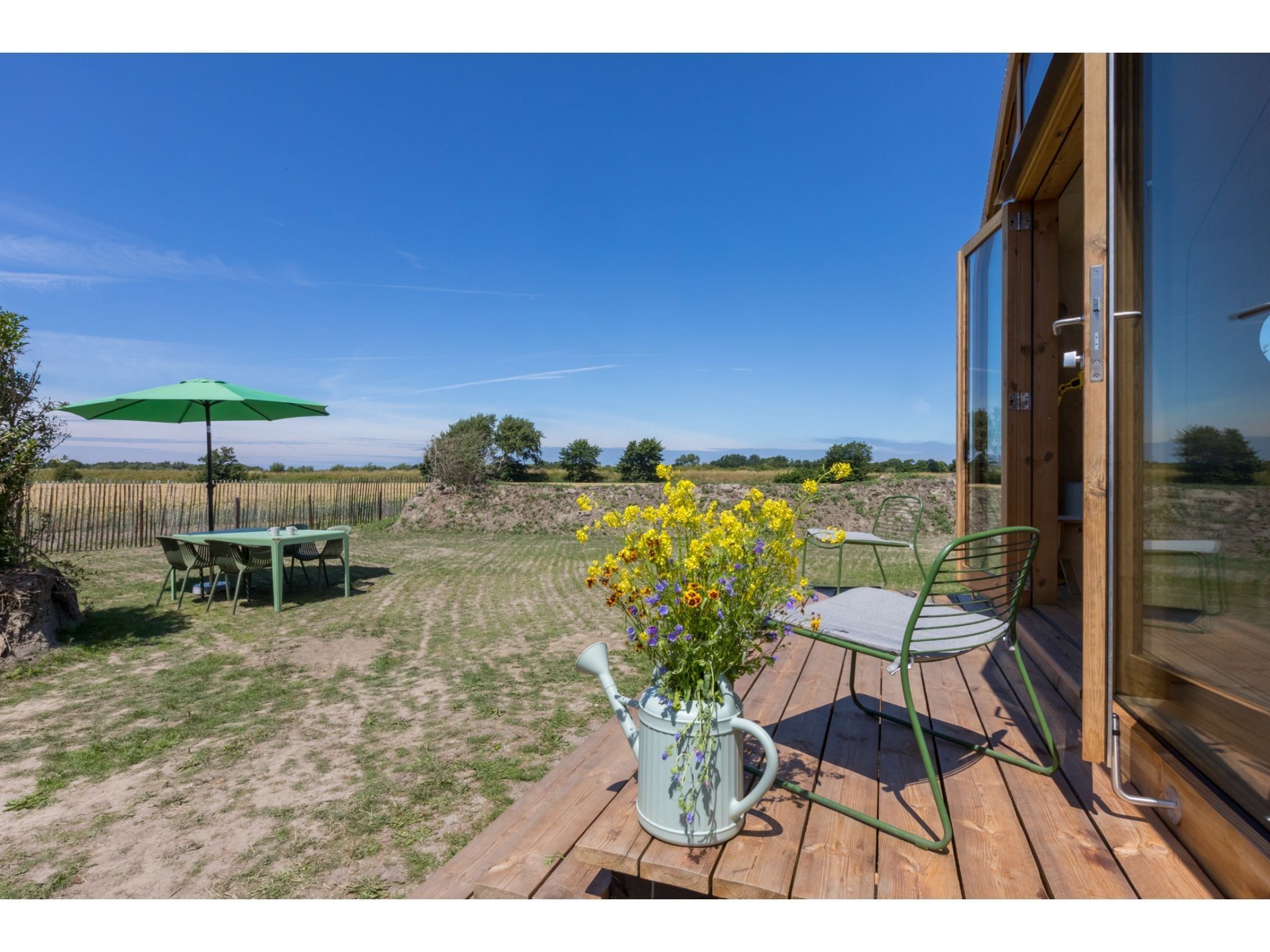 Het terras van Wikkelhouse - Kon Emmaweg 6  Vrouwenpolder in Vrouwenpolder