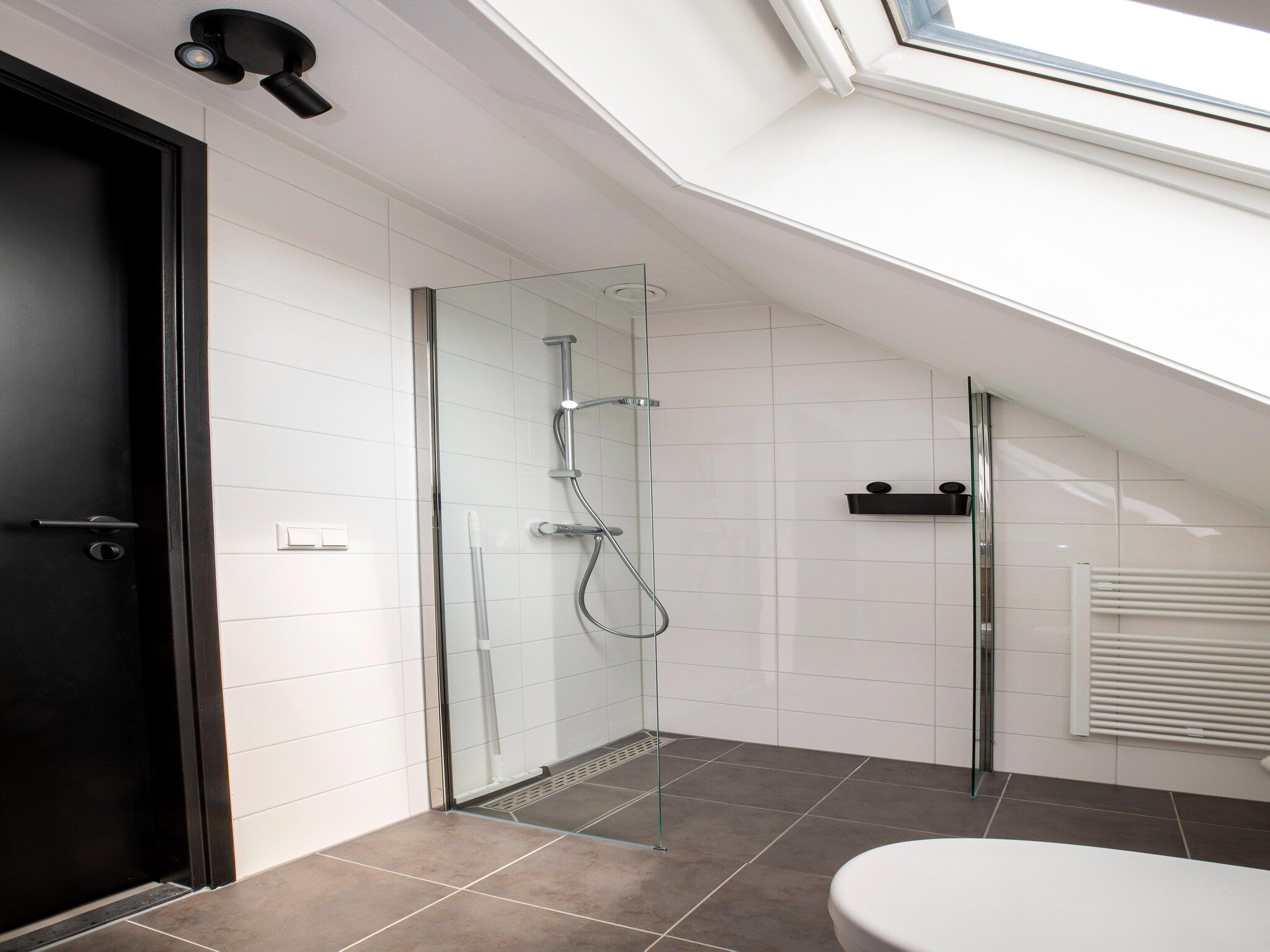 De badkamer van Landgoed Eysinga State 5 in Sint Nicolaasga