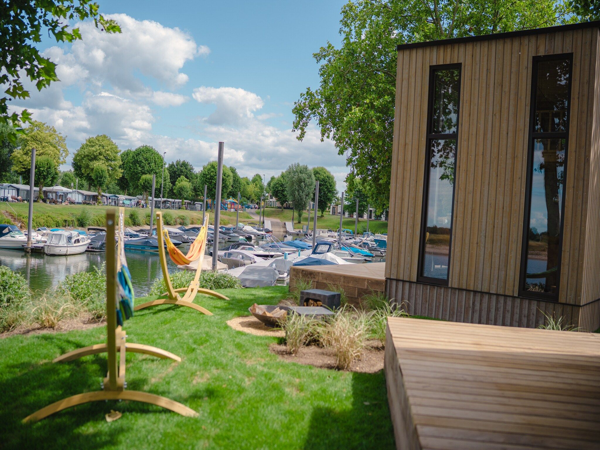 De tuin van MarinaPark Bad Nederrijn 4 in Maurik