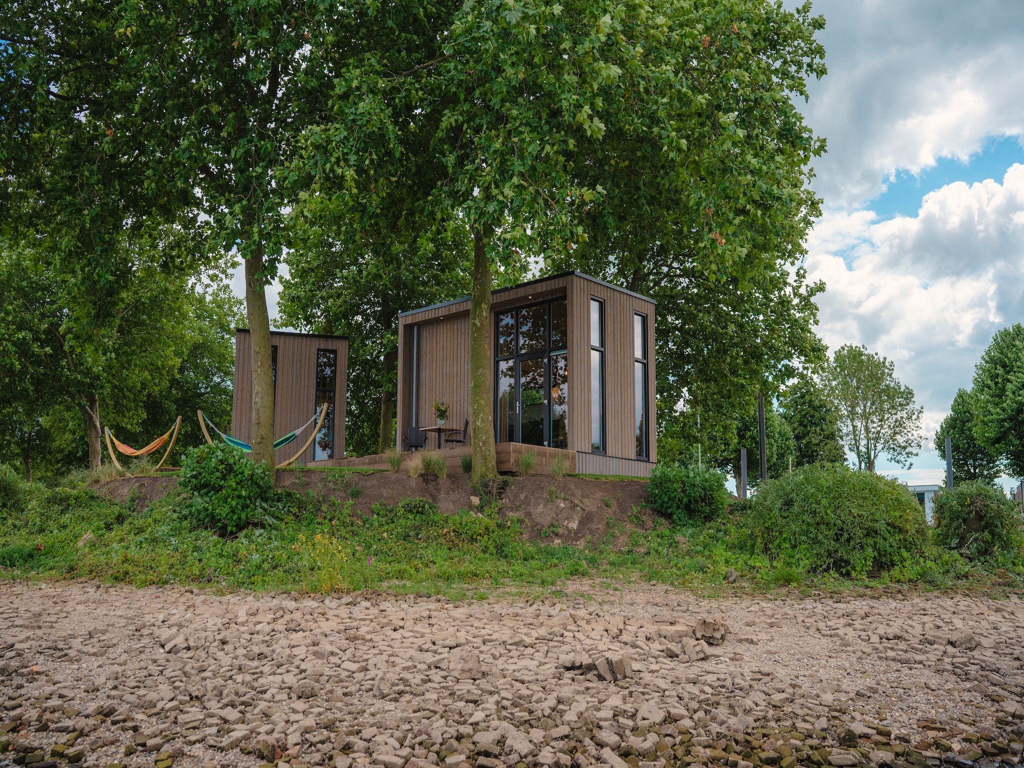 De tuin van MarinaPark Bad Nederrijn 4 in Maurik