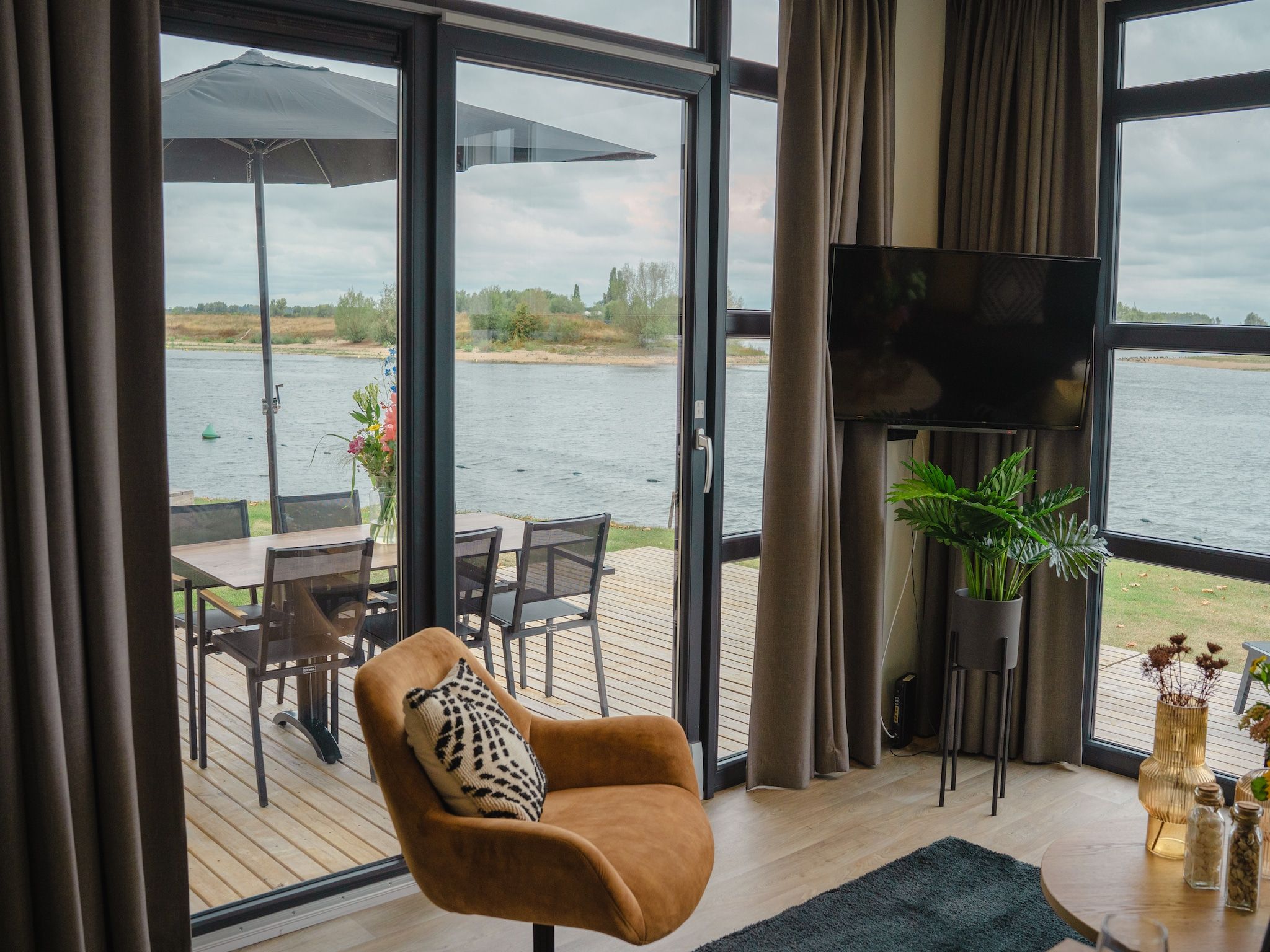 De woonkamer van MarinaPark Bad Nederrijn 5 in Maurik