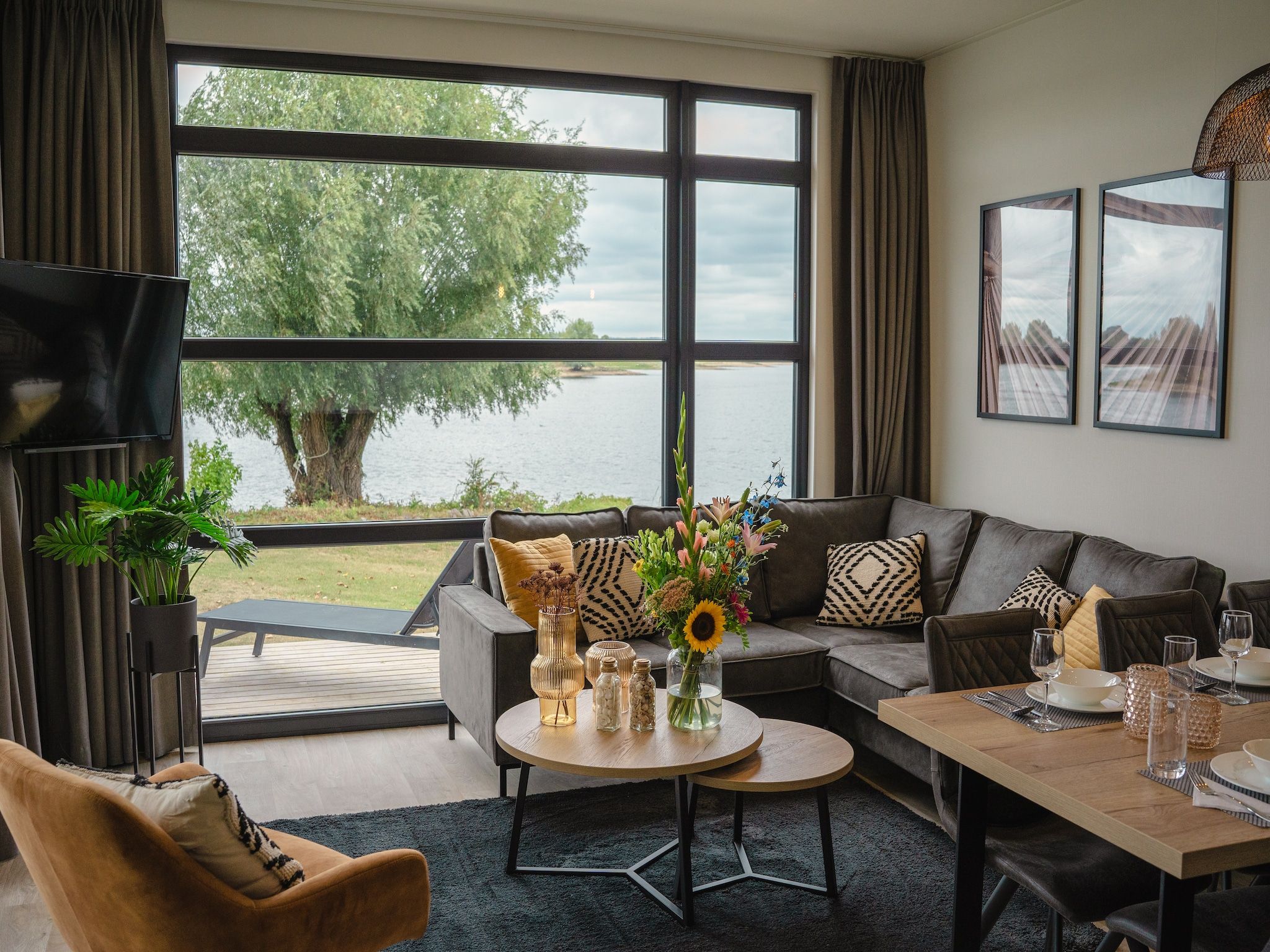 De woonkamer van MarinaPark Bad Nederrijn 5 in Maurik