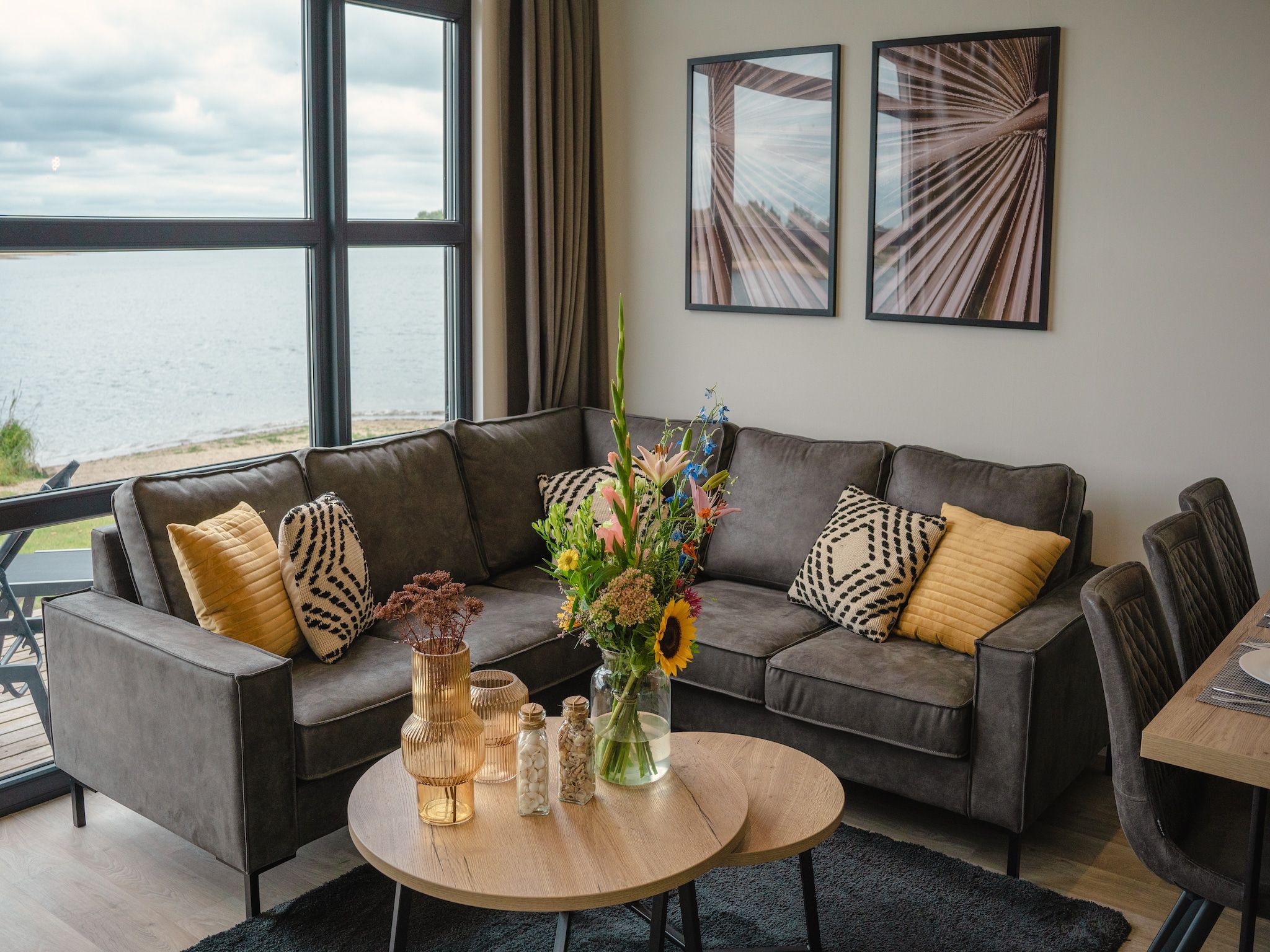 De woonkamer van MarinaPark Bad Nederrijn 5 in Maurik