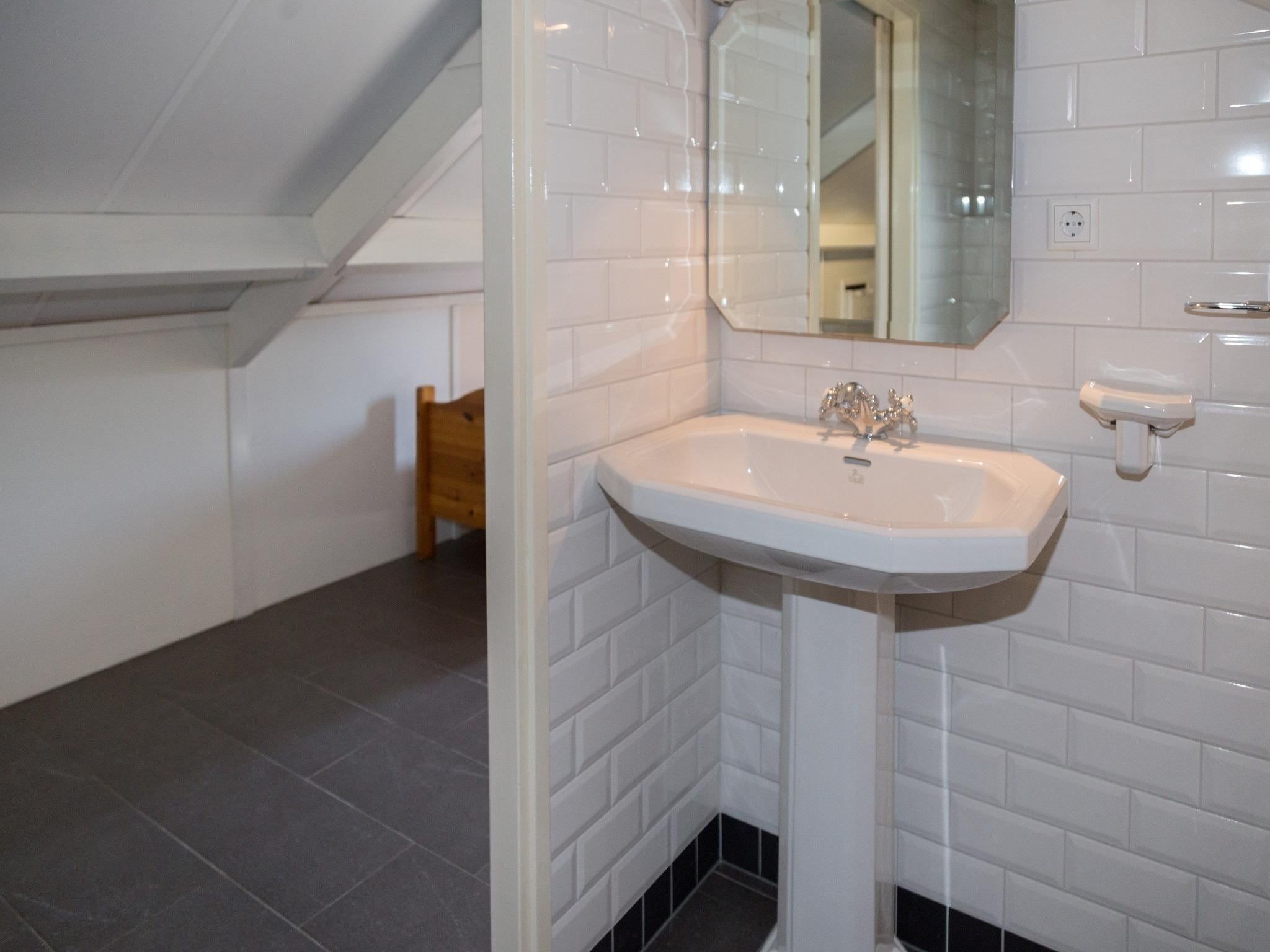 De badkamer van Strandwoning Baarland in Zeeland in Baarland