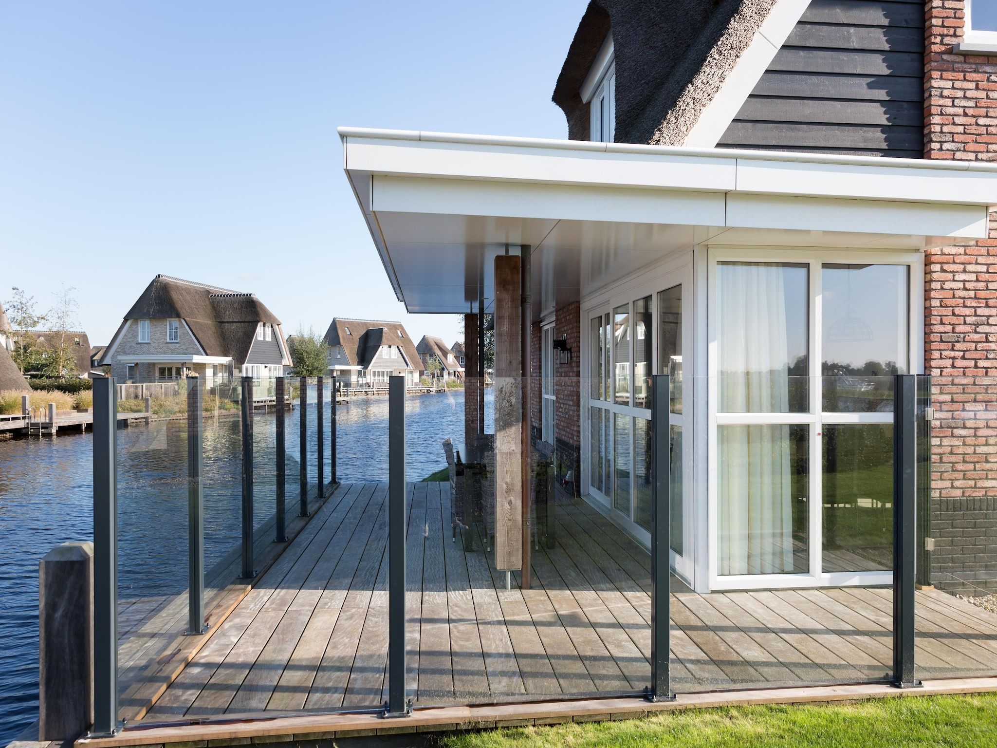 Het terras van Friese Meren Villa's 18 in Delfstrahuizen