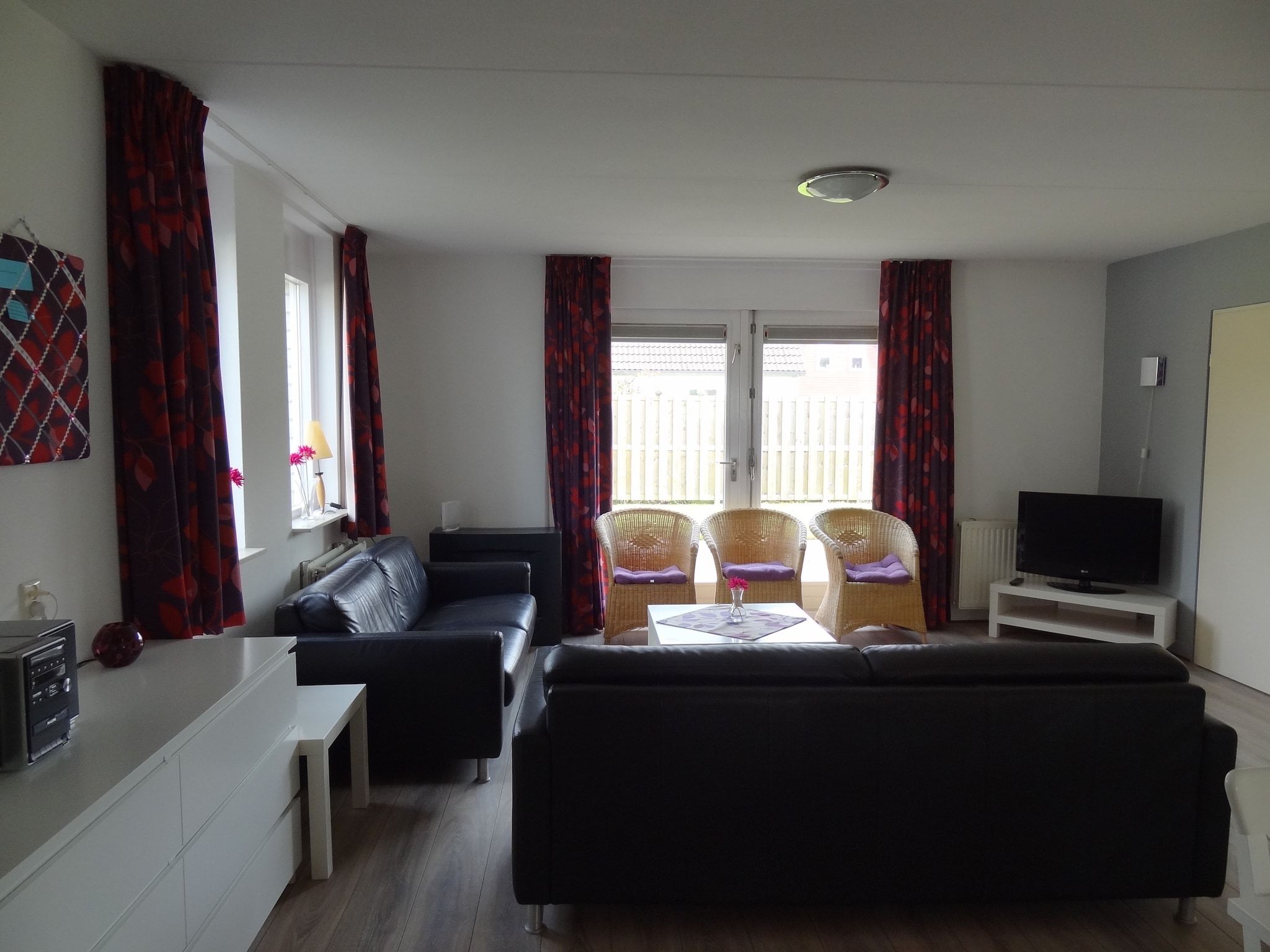 De woonkamer van Villapark De Oesterbaai 15 in Wemeldinge