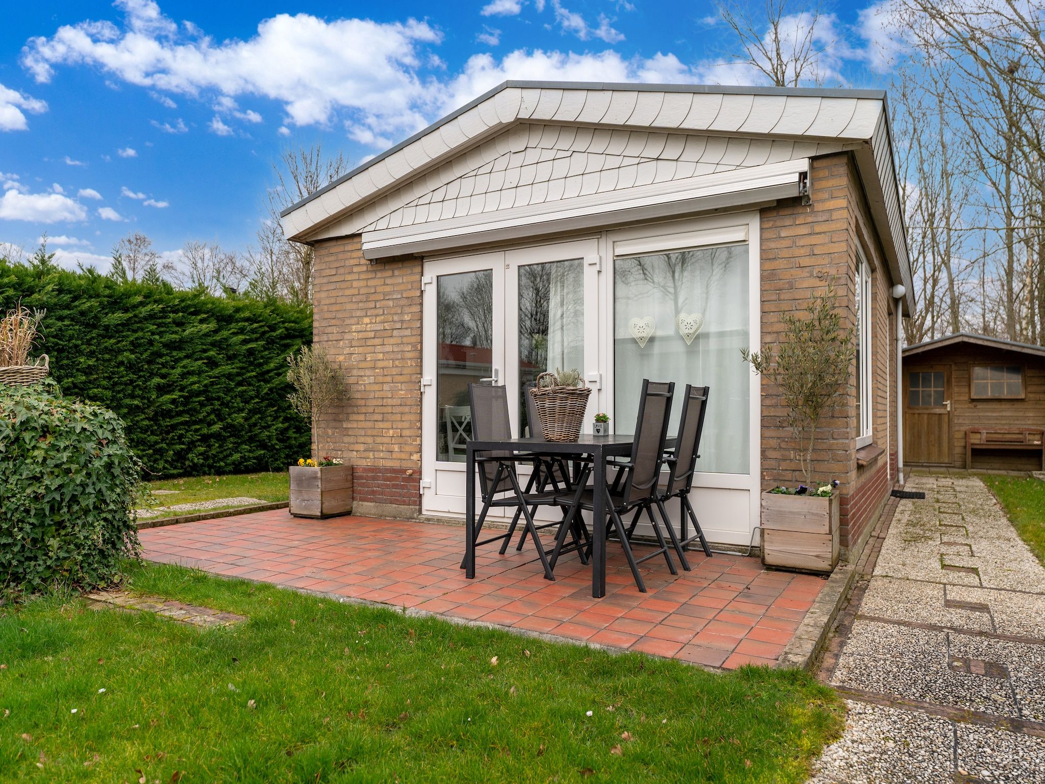 Het terras van Scheldeoord 97 in Baarland