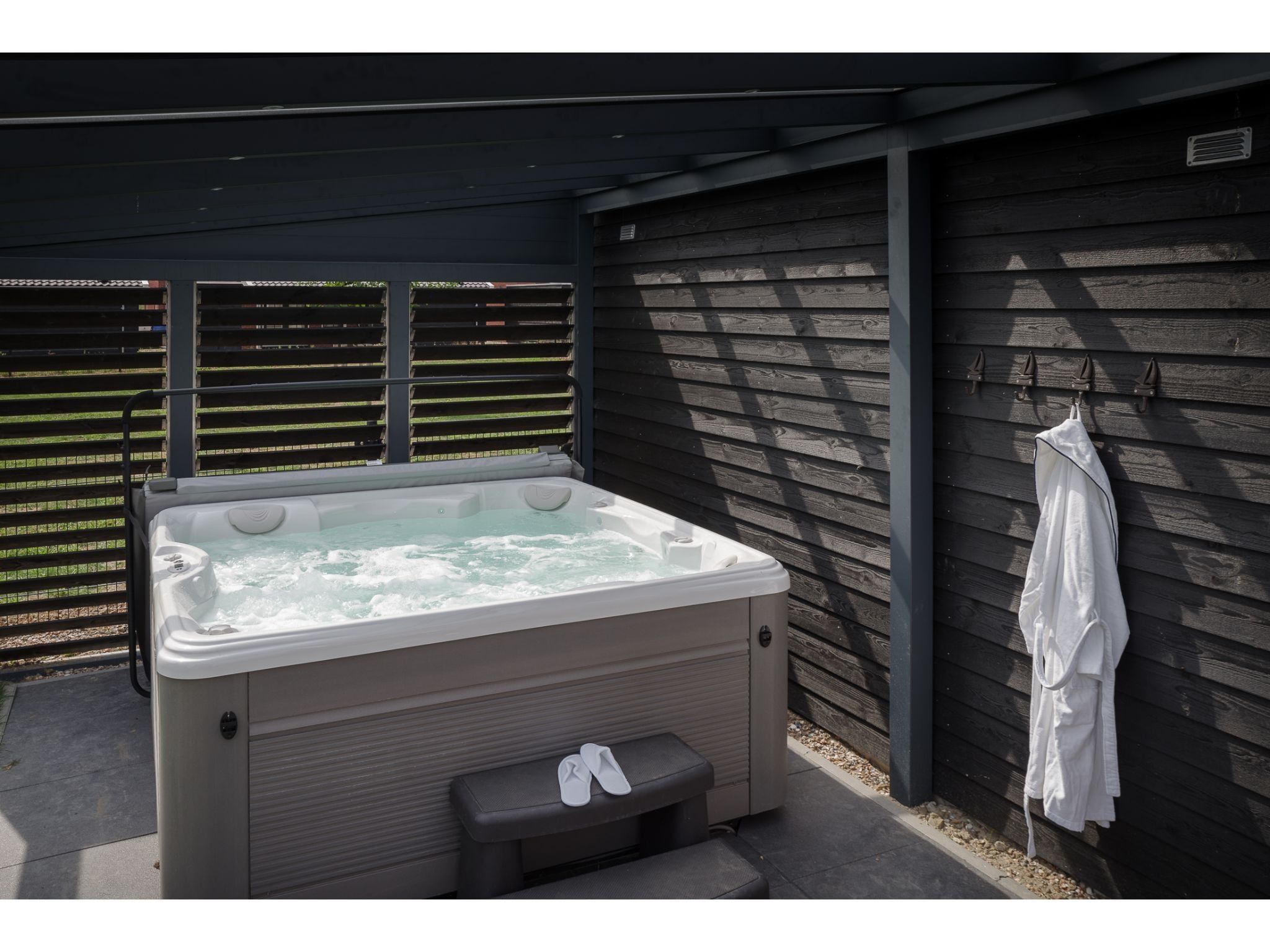 Wellness bij 8 persoons vrijstaand met jacuzzi in Colijnsplaat