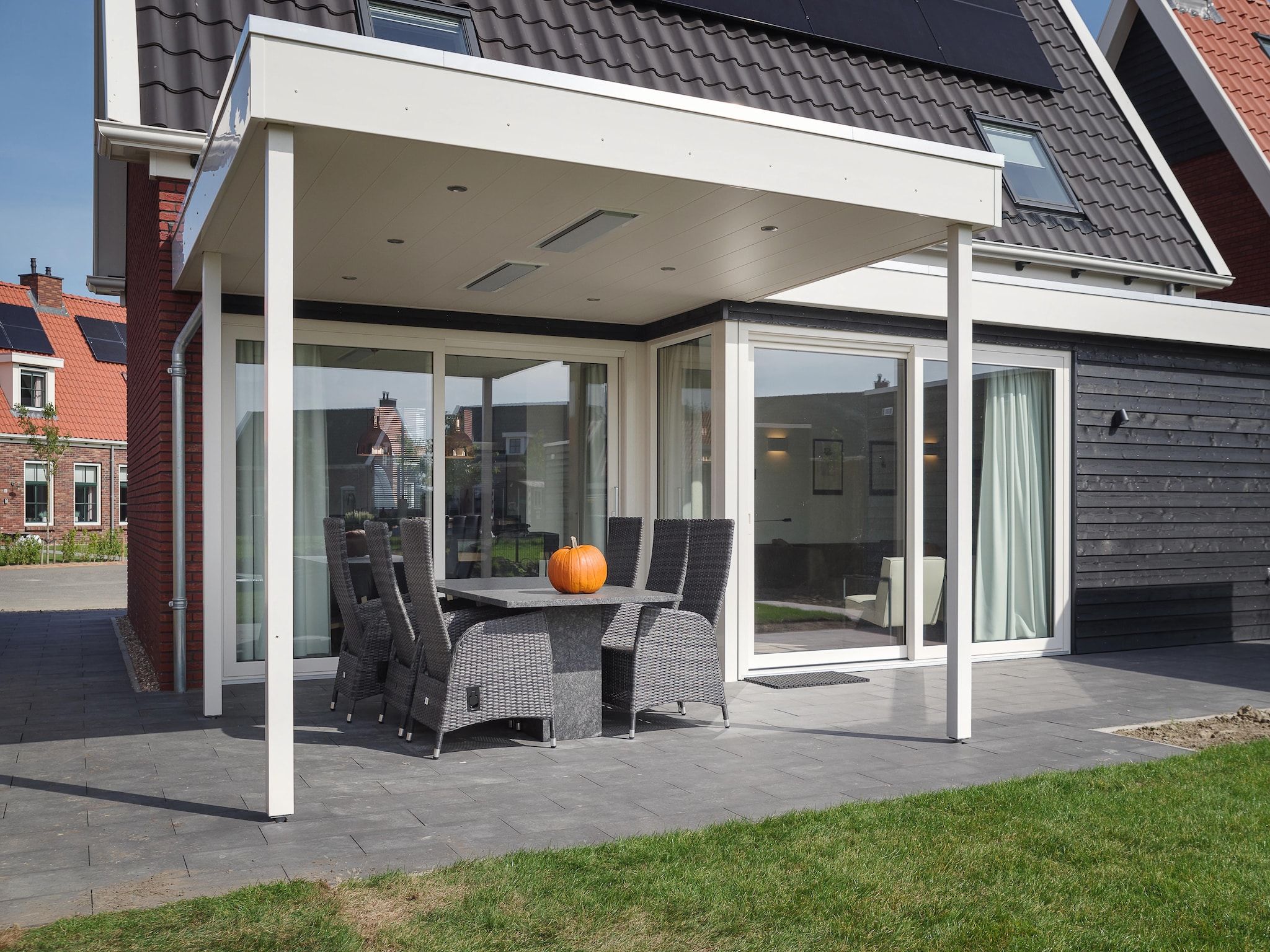 Het terras van 6 persoons vrijstaand met sauna - 2 in Colijnsplaat