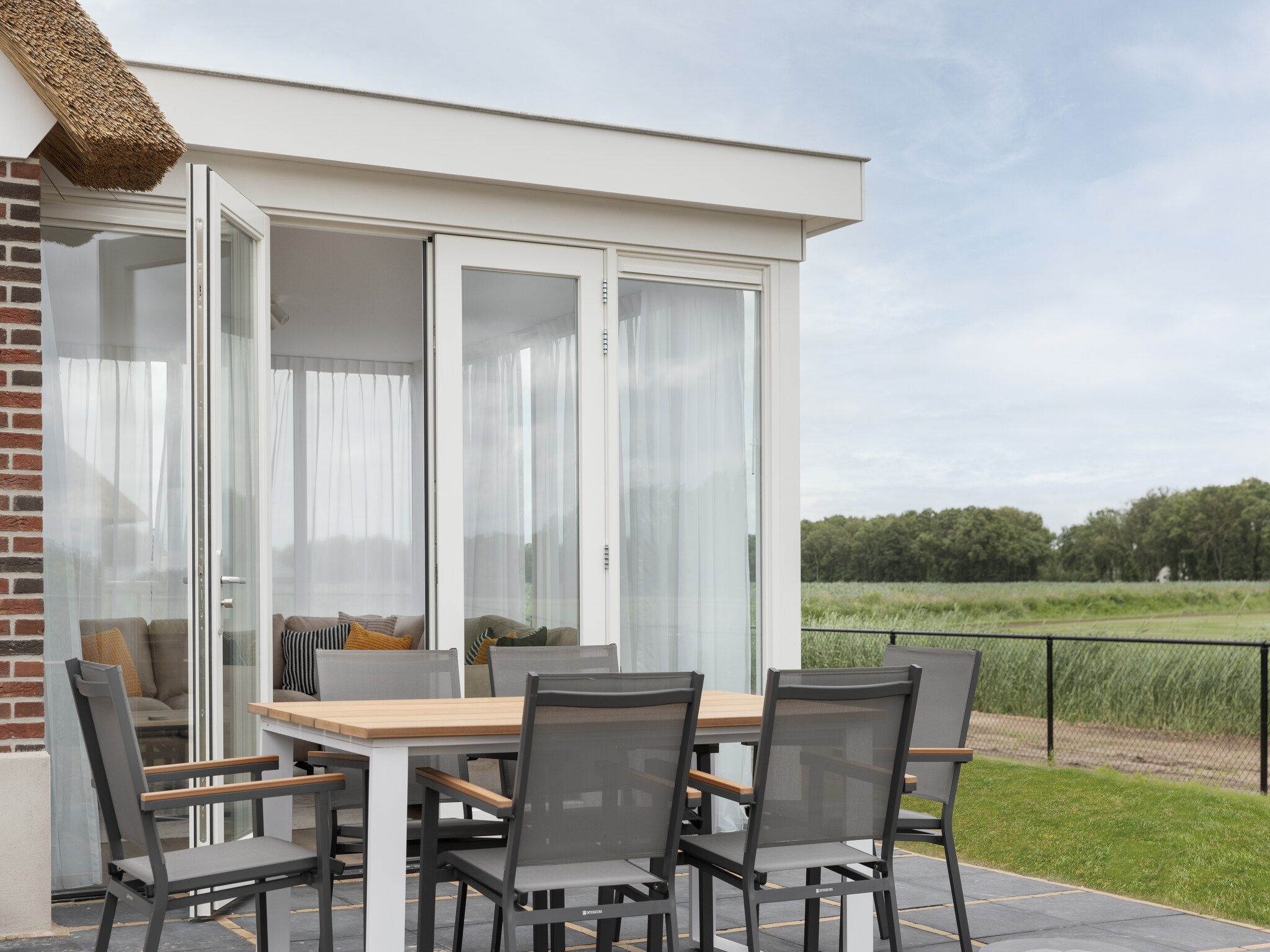 Het terras van Vakantiepark De Heihorsten 9 in Someren
