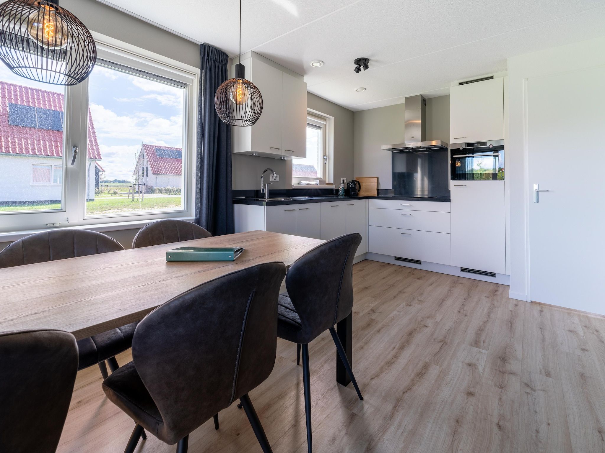 De eetkamer van De Scholekster Huis Nr 29 in Scherpenisse