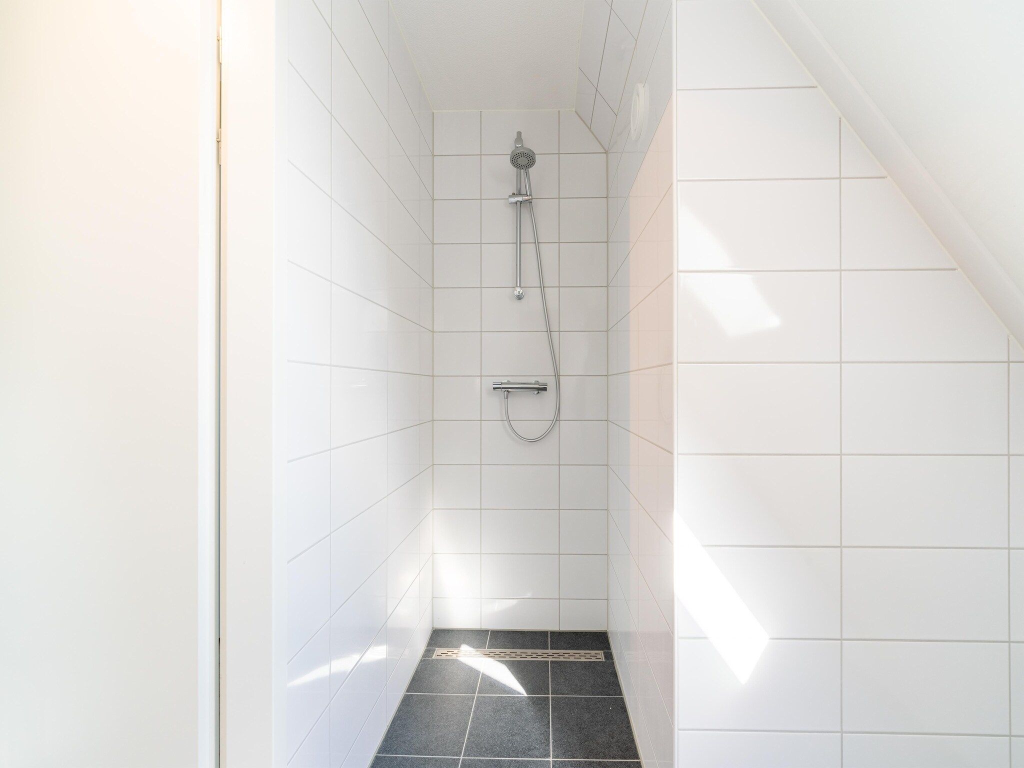 De badkamer van De Scholekster Huis Nr 29 in Scherpenisse