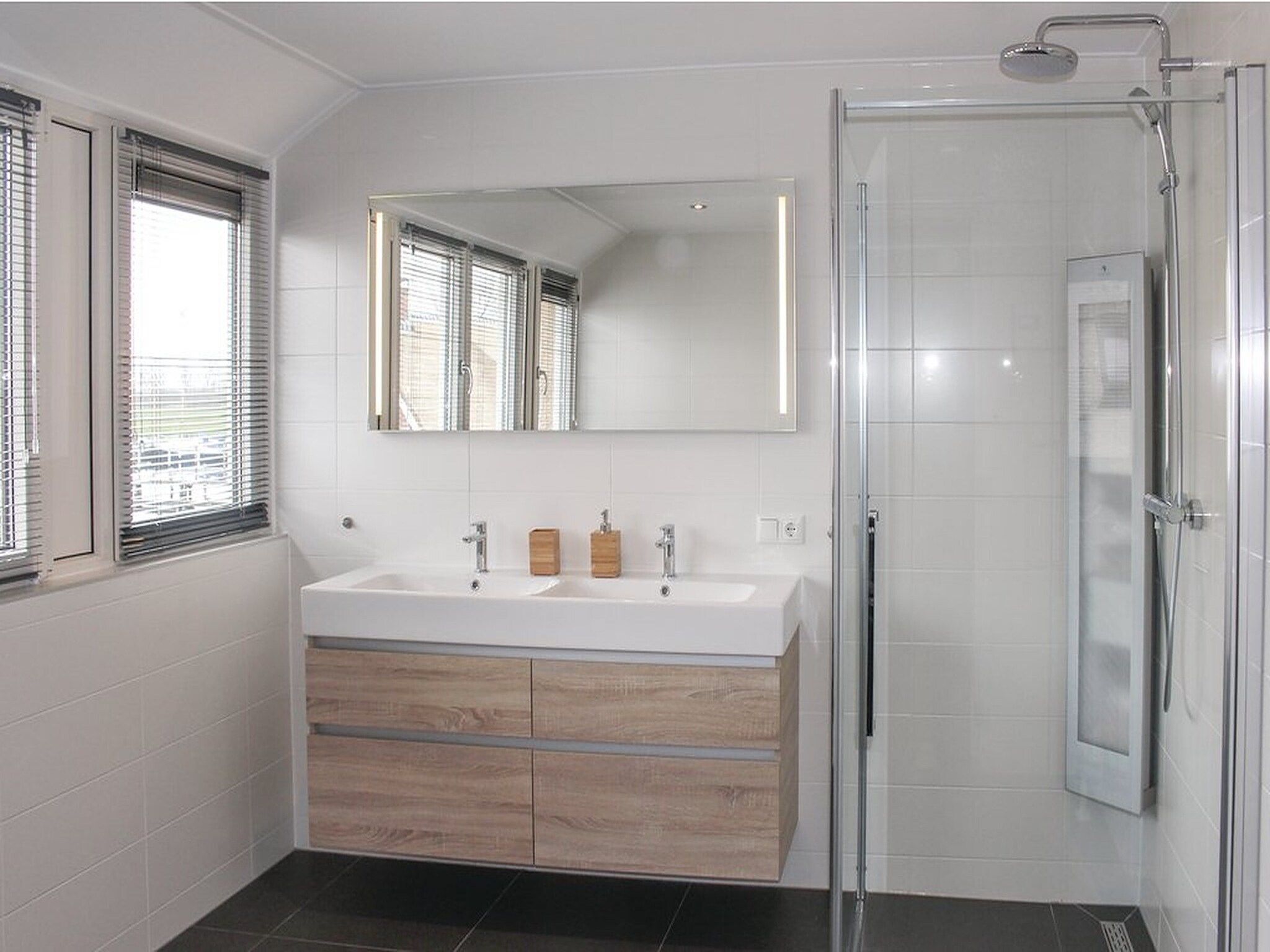 De badkamer van Recreatiepark Idskenhuizen 3 in Idskenhuizen