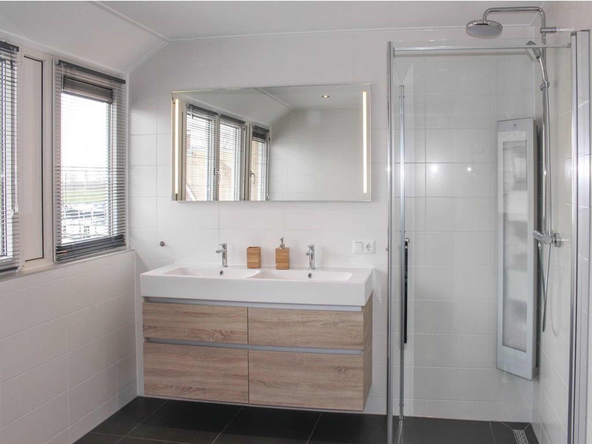 De badkamer van Recreatiepark Idskenhuizen 3 in Idskenhuizen