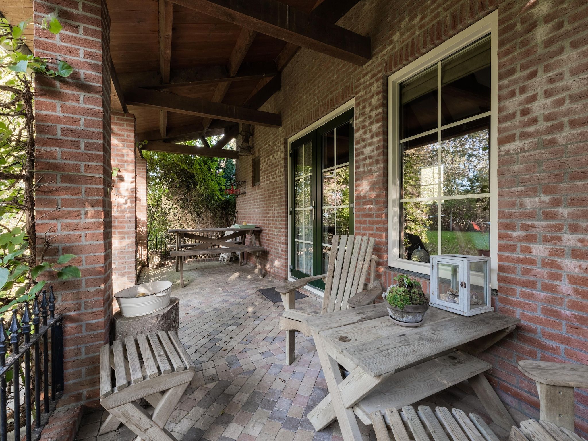 Het terras van Vakantiewoning Wijnaldum in Wijnaldum