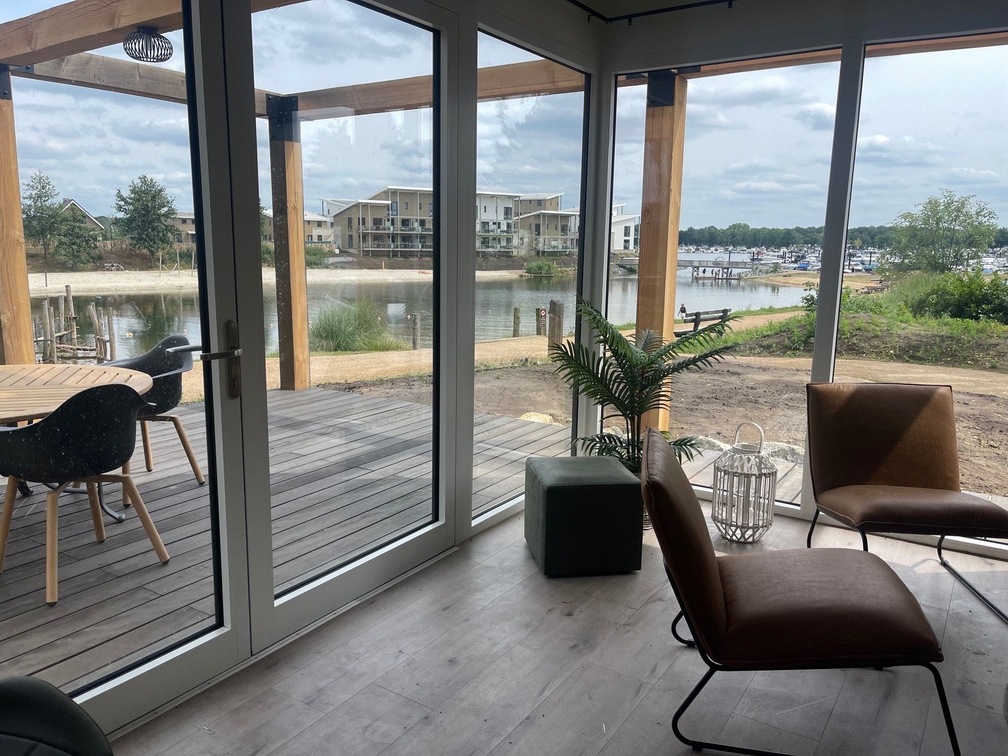 De woonkamer van Vakantiepark Leukermeer 7 in Well