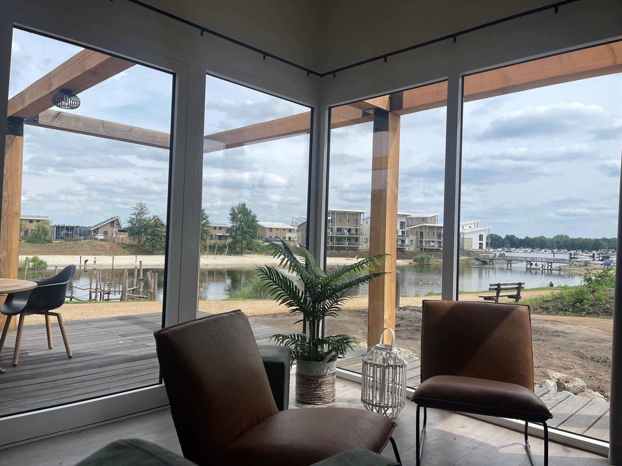 De woonkamer van Vakantiepark Leukermeer 8 in Well