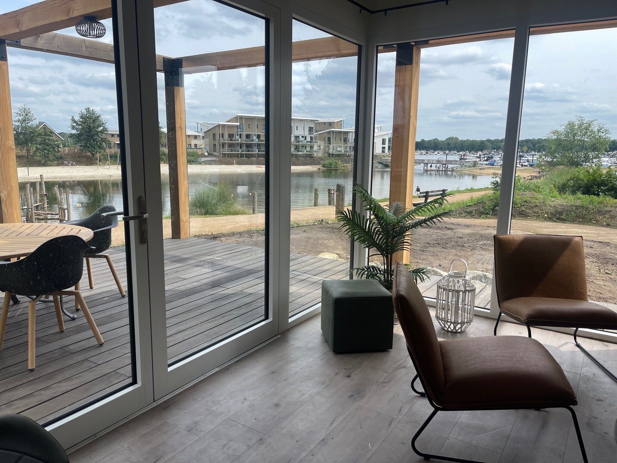 De woonkamer van Vakantiepark Leukermeer 8 in Well