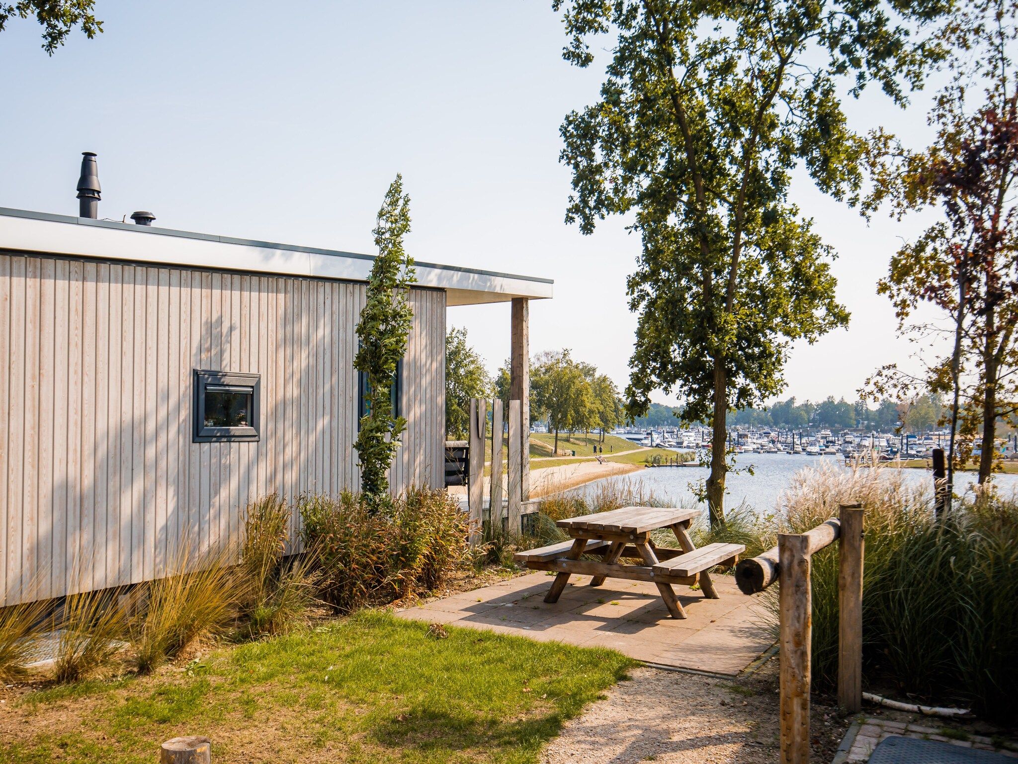 Het terras van Vakantiepark Leukermeer 9 in Well