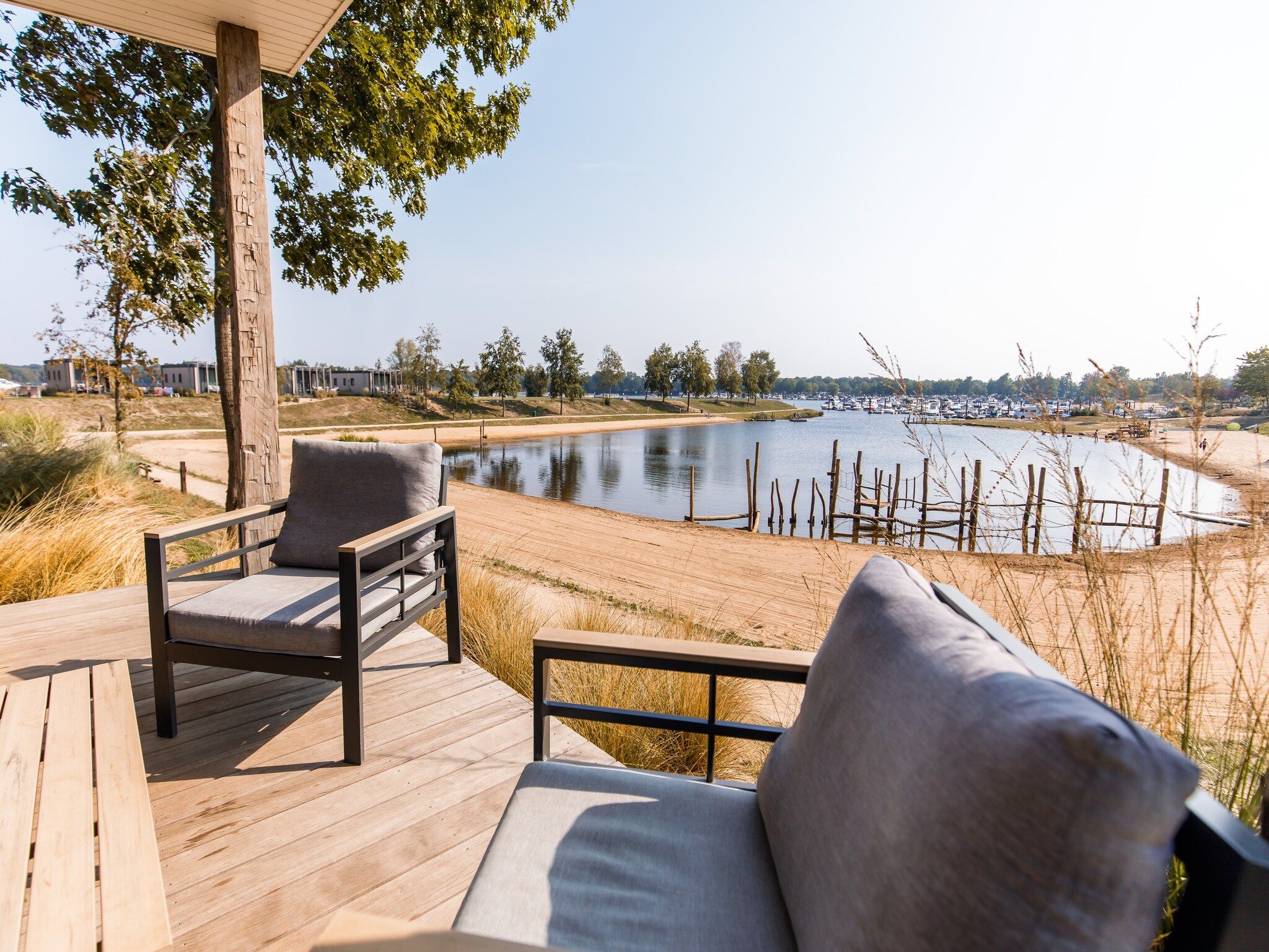 Het terras van Vakantiepark Leukermeer 9 in Well