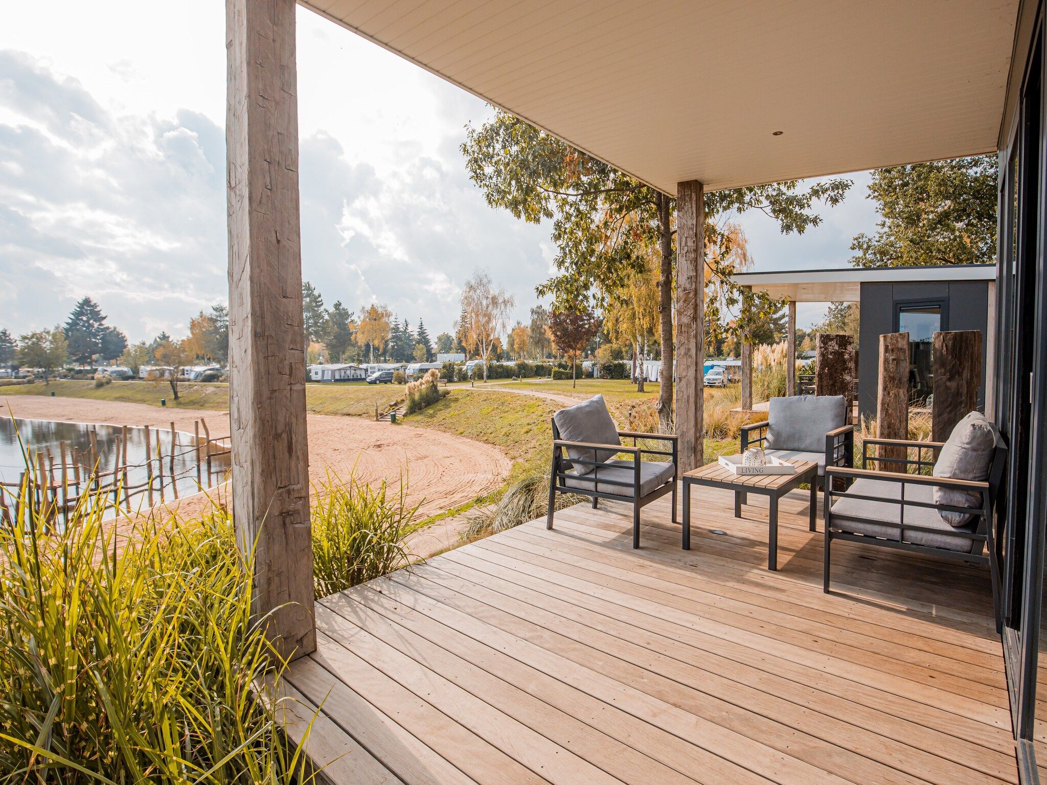 Het terras van Vakantiepark Leukermeer 9 in Well