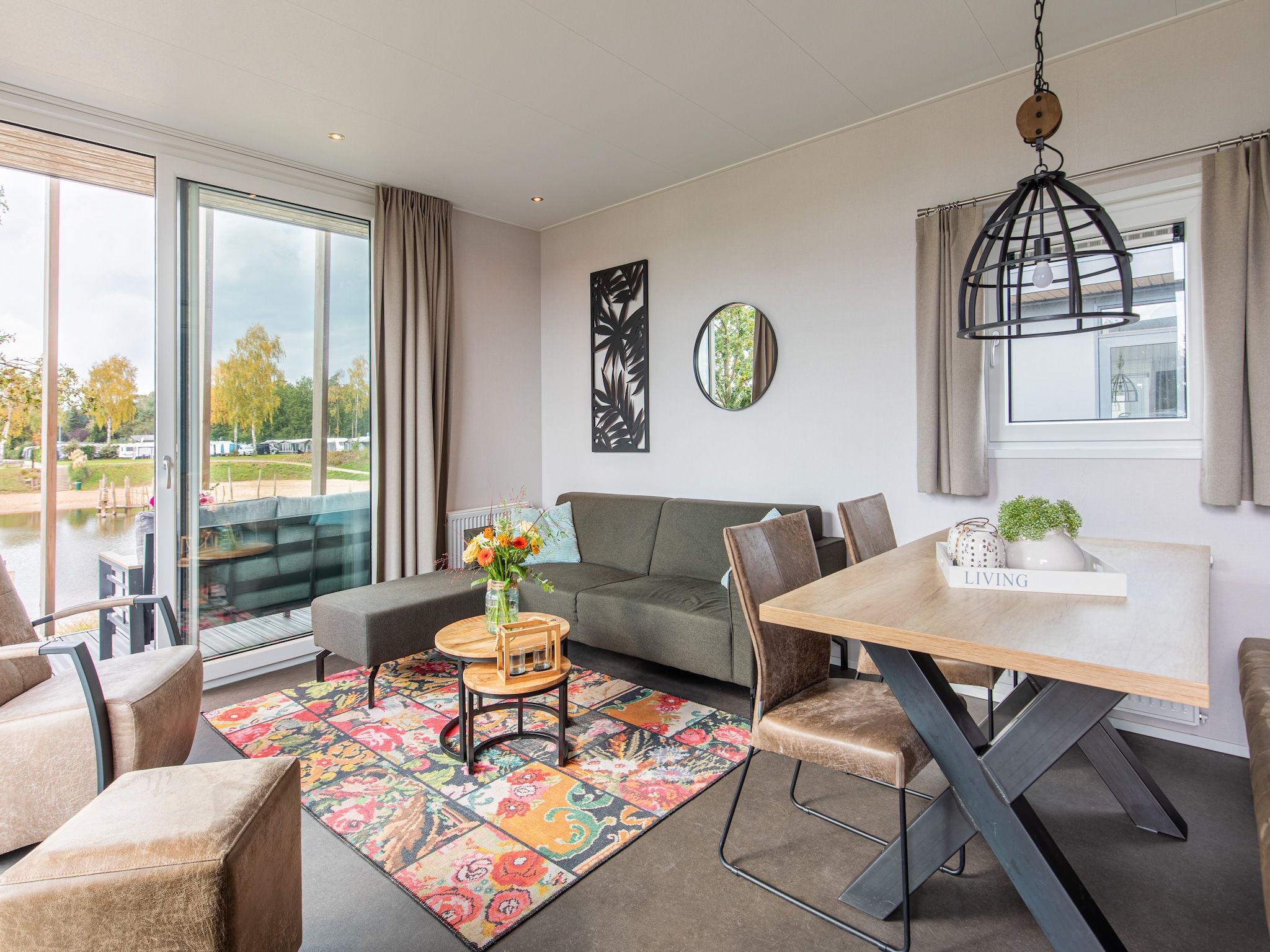 De woonkamer van Vakantiepark Leukermeer 10 in Well