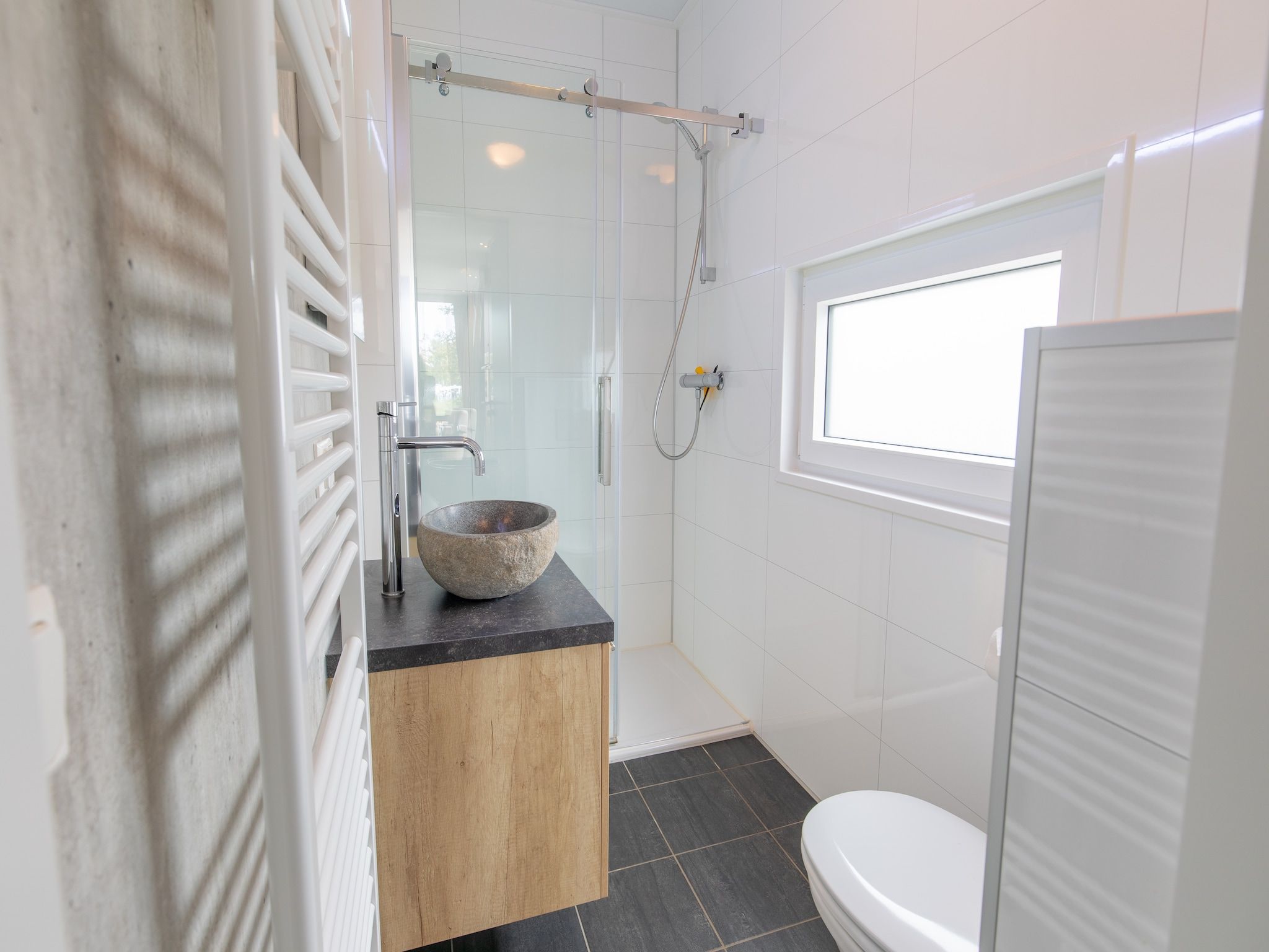 De badkamer van Vakantiepark Leukermeer 10 in Well