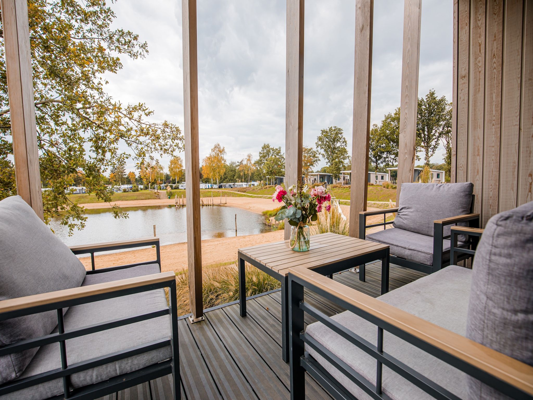 Het terras van Vakantiepark Leukermeer 10 in Well