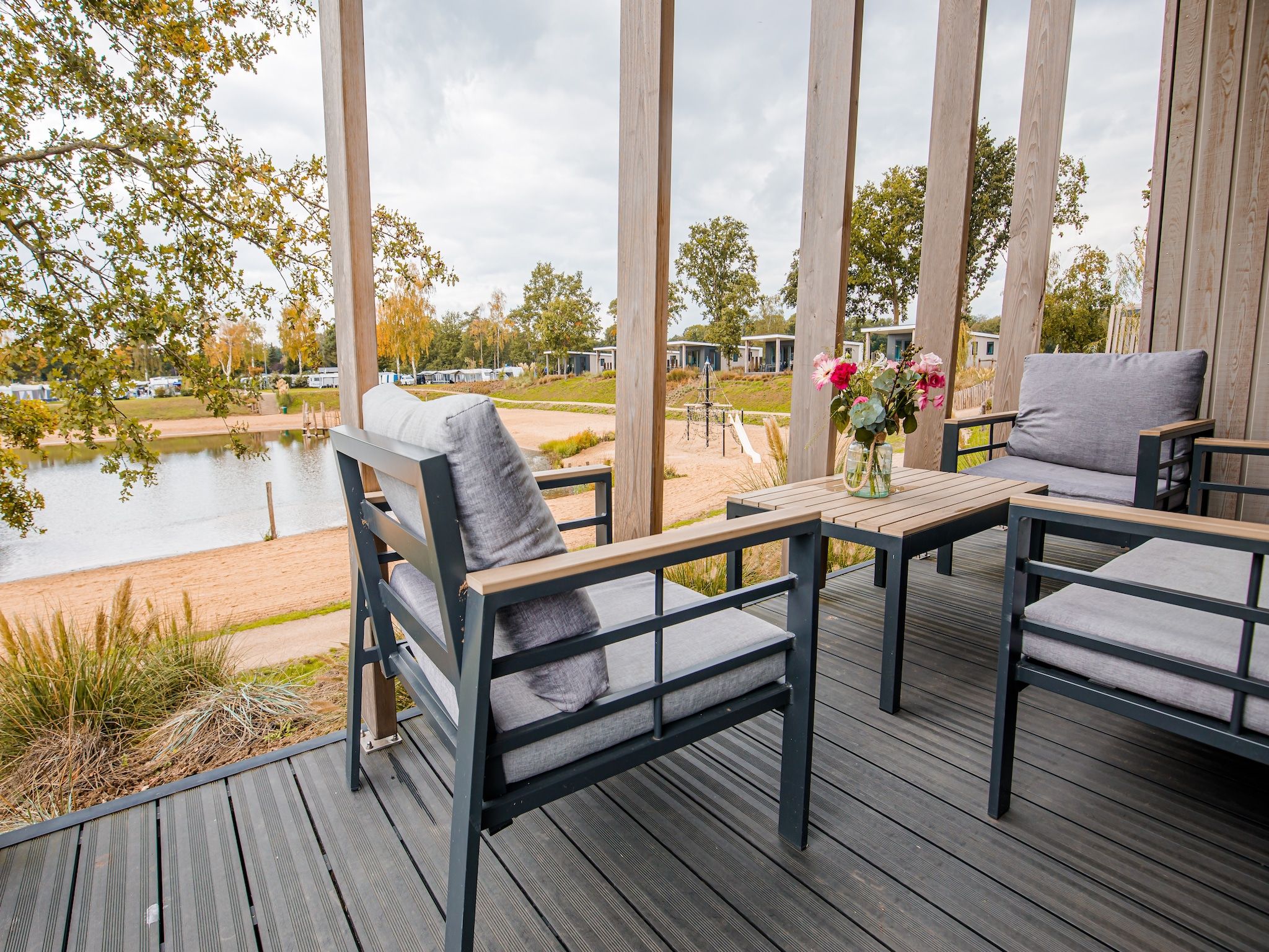 Het terras van Vakantiepark Leukermeer 10 in Well