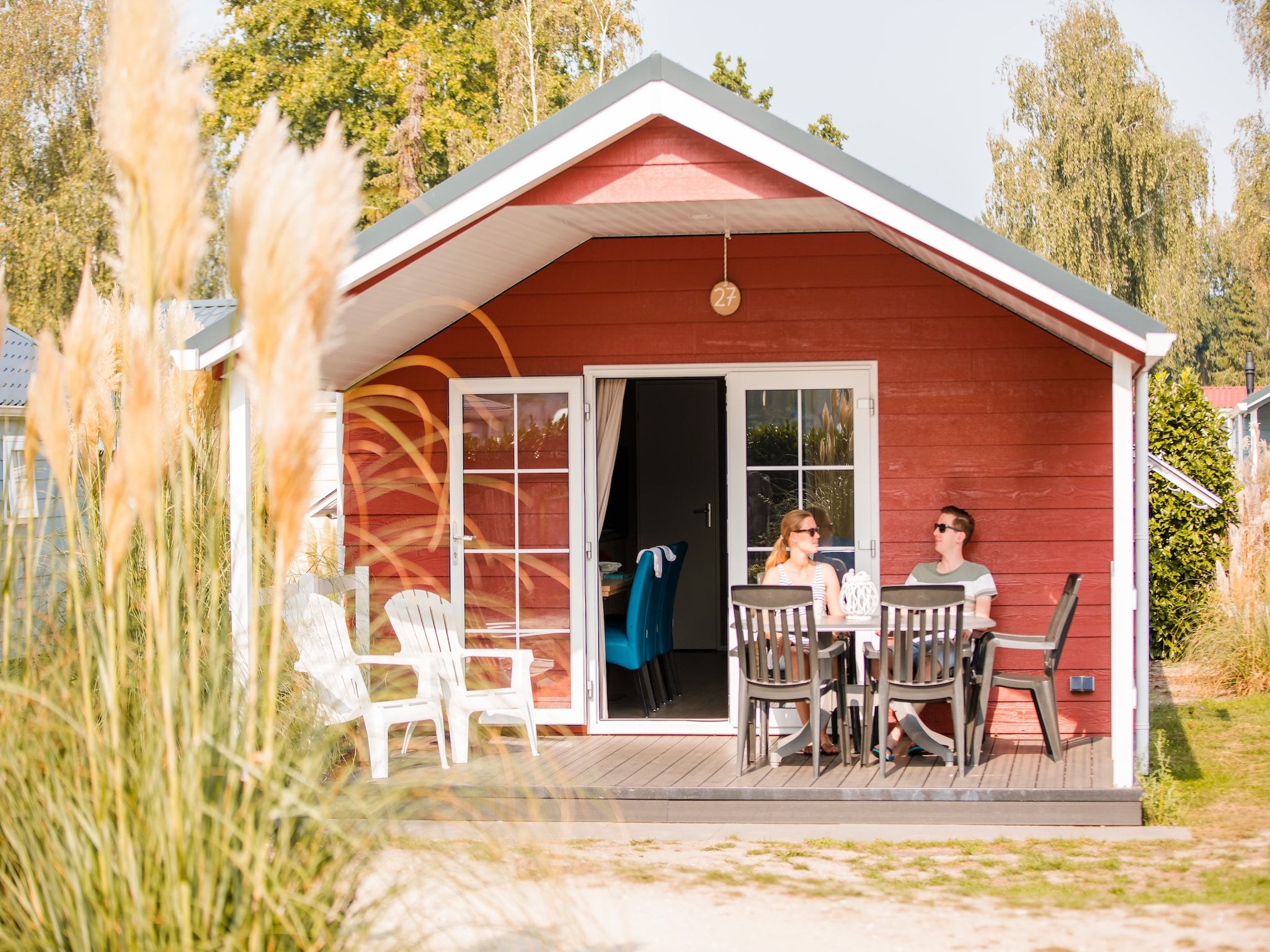 Het terras van Vakantiepark Leukermeer 12 in Well