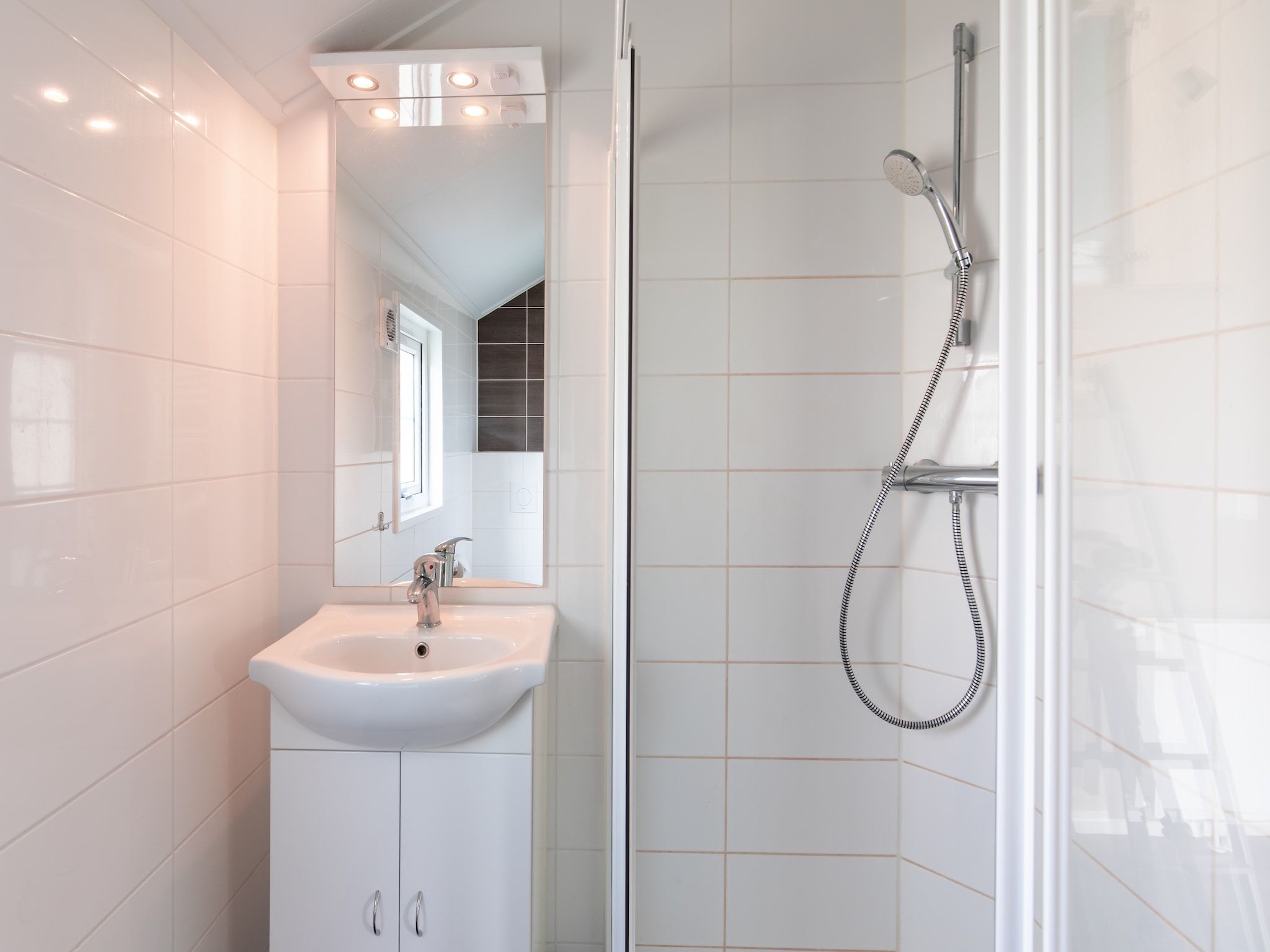 De badkamer van Vakantiepark Leukermeer 12 in Well