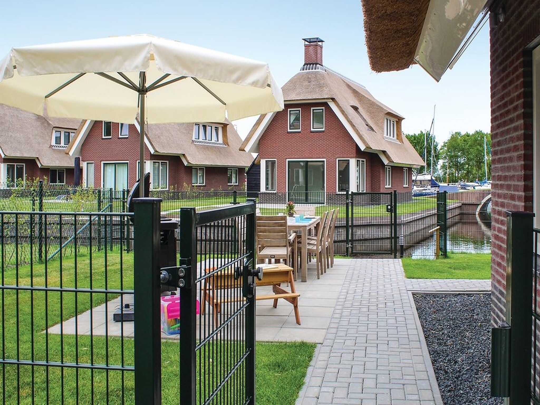 De tuin van Recreatiepark Idskenhuizen 7 in Idskenhuizen