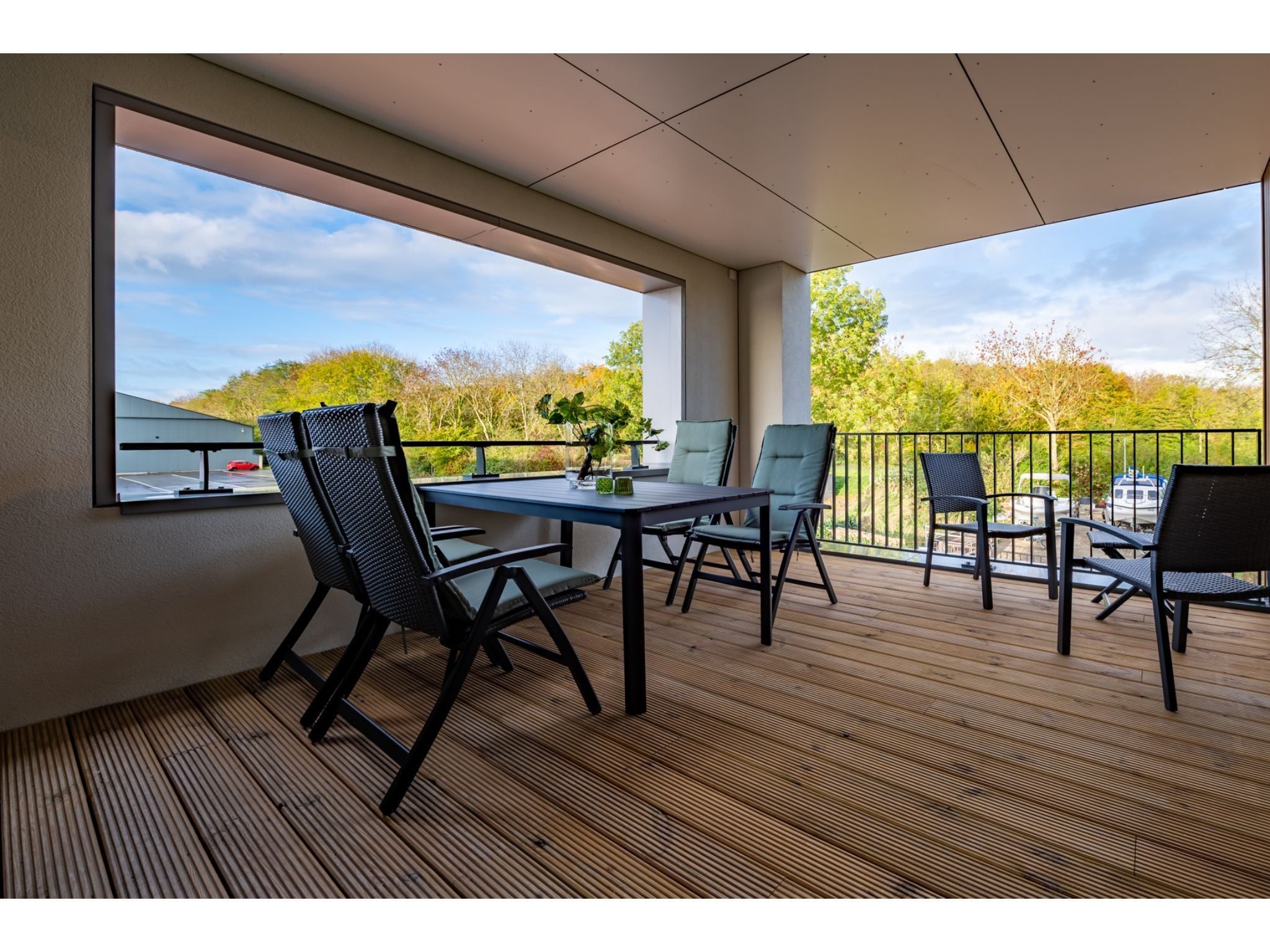 Het terras van Harbour Loft 1N Résidence Marina polderzicht in Kamperland