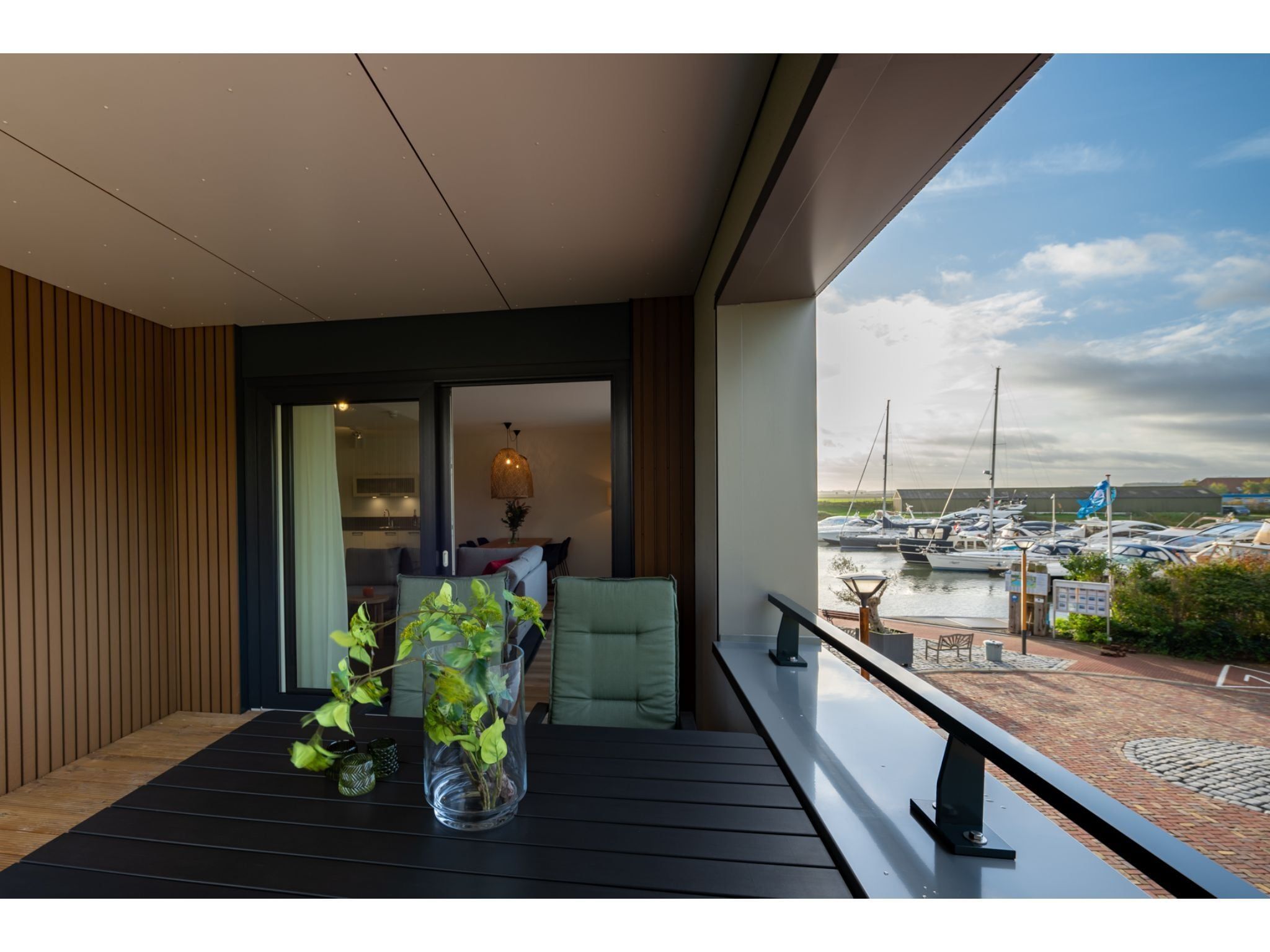 Het terras van Harbour Loft 1N Résidence Marina polderzicht in Kamperland