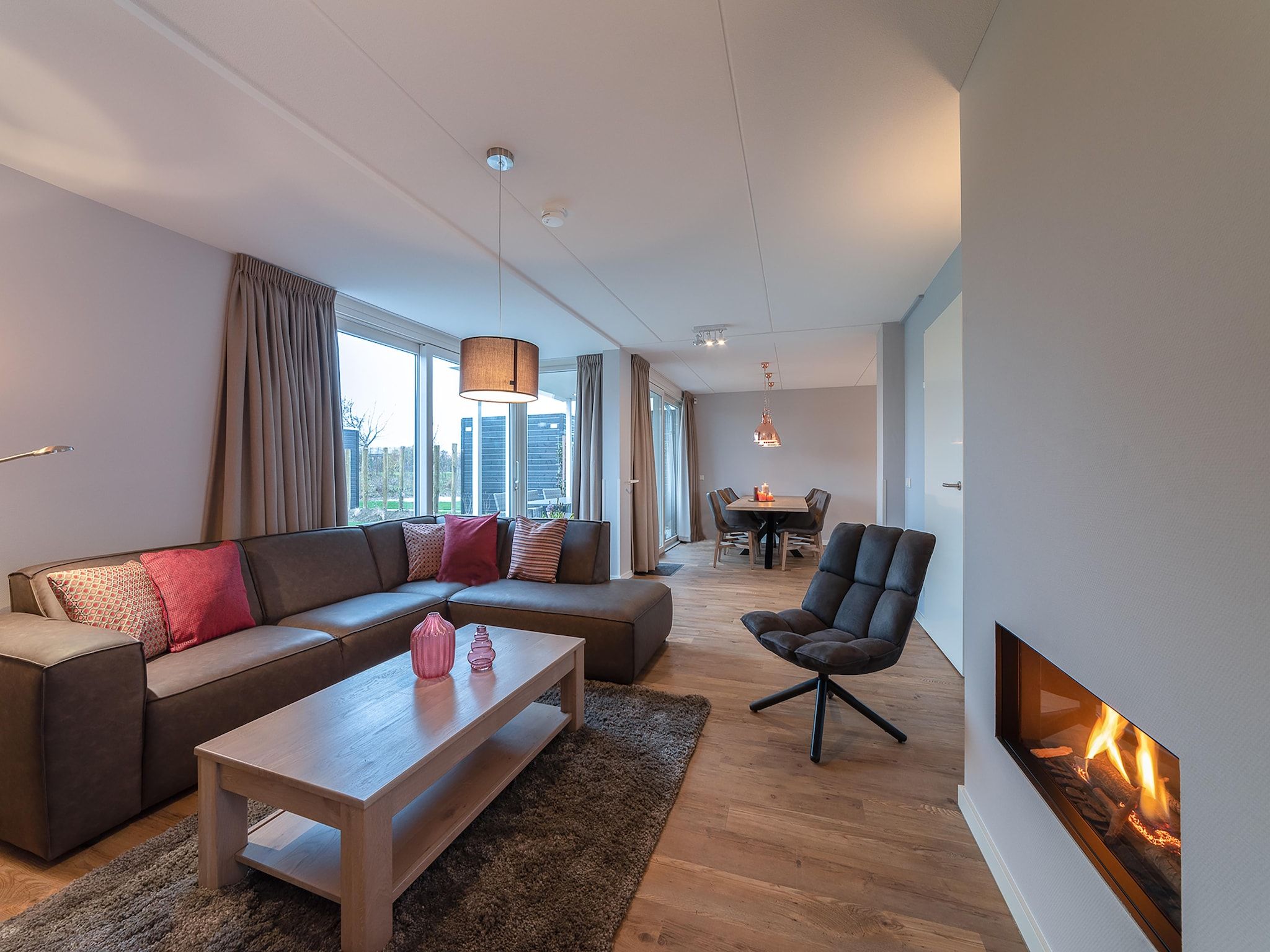 De woonkamer van Charming Beveland met jacuzzi en buitensauna in Colijnsplaat