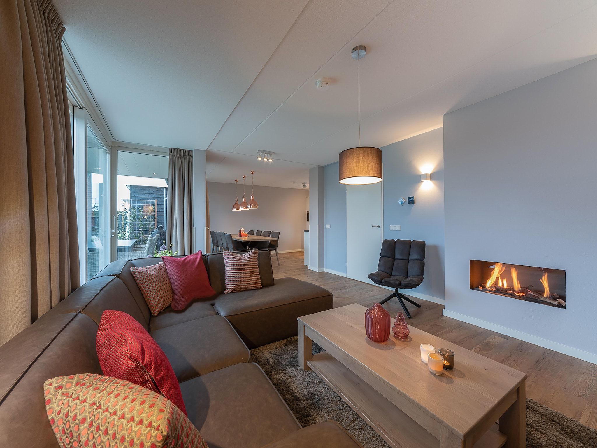 De woonkamer van Charming Beveland met jacuzzi en buitensauna in Colijnsplaat
